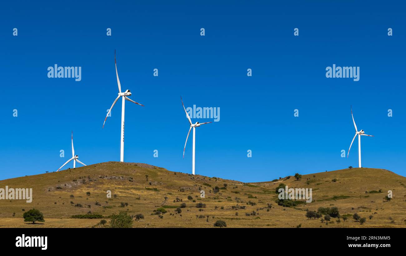 Vue aérienne des éoliennes et du champ agricole. Photo de haute qualité Banque D'Images