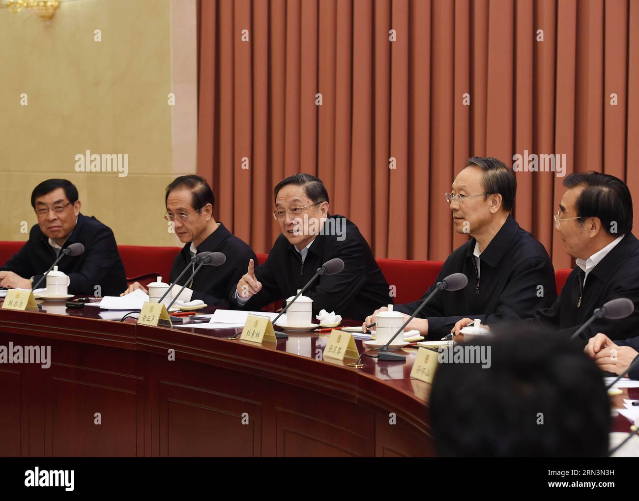 (150422) -- BEIJING, 22 avril 2015 -- Yu Zhengsheng (C), président du Comité national de la Conférence consultative politique du peuple chinois (CCPPC), préside une session de consultation bihebdomadaire sur la pollution atmosphérique dans la région Beijing-Tianjin-Hebei, à Beijing, Chine, le 22 avril 2015. )(zhs) CHINA-BEIJING-YU ZHENGSHENG-AIR POLLUTION-CONSULTATION SESSION (CN) RaoxAimin PUBLICATIONxNOTxINxCHN Beijing avril 22 2015 Yu Zheng Sheng C Président du Comité national des célébrités chinoises Conférence consultative politique du CCPPC Président d'une session de consultation bihebdomadaire SUR l'air Banque D'Images