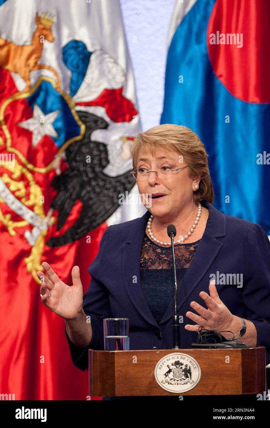 (150422) -- SANTIAGO, le 22 avril 2015 -- la présidente chilienne Michelle Bachelet participe à une conférence de presse conjointe avec la présidente sud-coréenne Park Geun-hye (pas sur la photo) après une cérémonie de signature de l'accord au Palais la Moneda, à Santiago, capitale du Chili, le 22 avril 2015. Jorge Villegas) (jg) CHILI-SANTIAGO-CORÉE DU SUD-POLITICS-VISIT e JORGExVILLEGAS PUBLICATIONxNOTxINxCHN Santiago avril 22 2015 la présidente chilienne Michelle Bachelet participe à une conférence de presse conjointe avec la présidente sud-coréenne Park Geun hye Not in the Picture After to Agreement Signature Ceremony À la Moneda Pa Banque D'Images