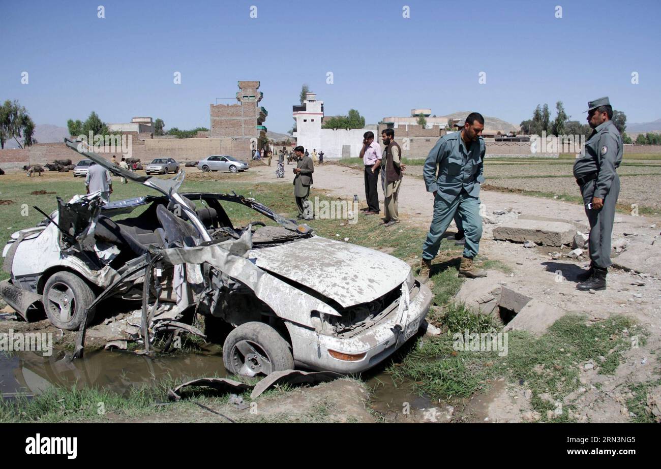 NANGARHAR, le 22 avril 2015 -- des policiers afghans inspectent le site d'une explosion dans la province de Nangarhar, dans l'est de l'Afghanistan, le 22 avril 2015. Trois personnes, dont un haut responsable de la sécurité, ont été tuées alors que deux attentats à la bombe ont secoué la province orientale de Nanagarhar mercredi, a confirmé le porte-parole du gouvernement provincial Ahmad Zia Abdulzai. ) Autorisé par ytfs AFGHANISTAN-NANGARHAR-BLAST TahirxSafi PUBLICATIONxNOTxINxCHN Nangarhar avril 22 2015 des policiers afghans inspectent le site d'un blast dans la province de Nangarhar est de l'Afghanistan LE 22 2015 avril trois célébrités dont un sénior Banque D'Images