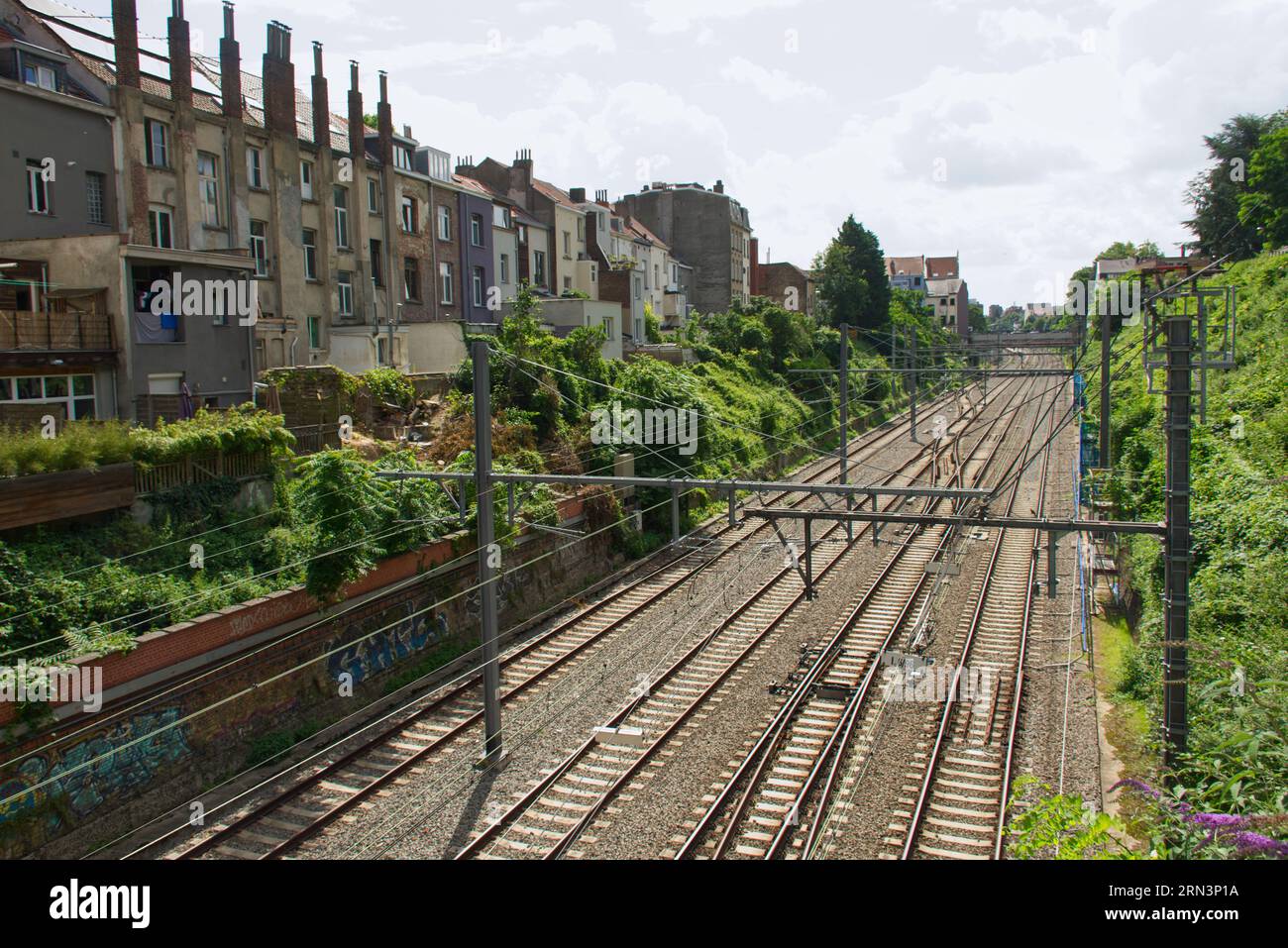 Une voie ferrée au coeur de Bruxelles, en Belgique, près de la gare. À gauche des bâtiments résidentiels. Banque D'Images