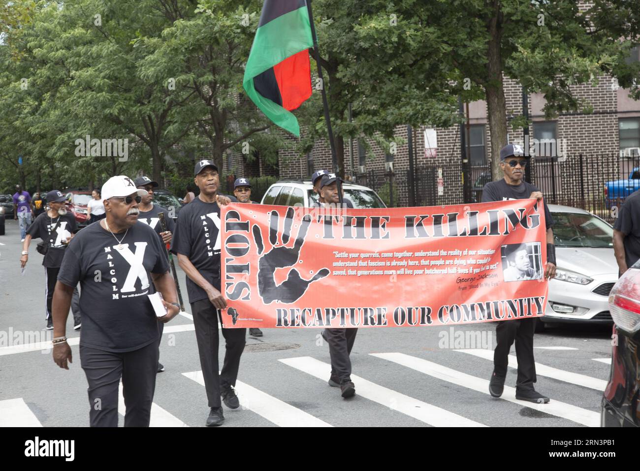 Célébrant le 50e anniversaire du Hip Hop en 2023, le défilé annuel Hip Hop pour la justice sociale se déroule dans le quartier Bedford Stuyvesant de Brooklyn, New York. Les marcheurs exposent le drapeau afro-américain également connu sous le nom de drapeau UNIA. Banque D'Images