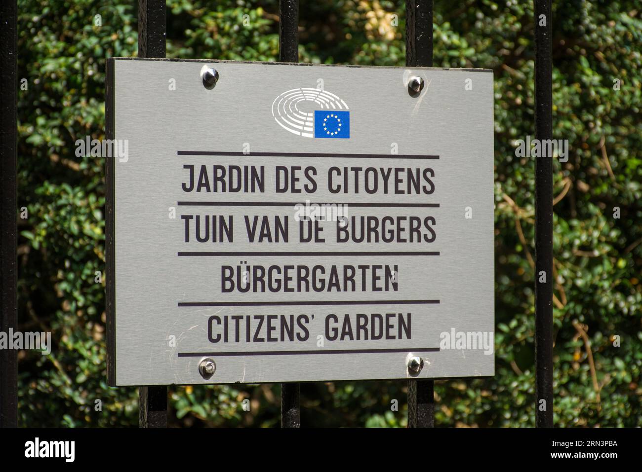 Le jardin des citoyens, jardin des citoyens, est une oasis de verdure au milieu du quartier européen animé. Situé à seulement 100 mètres de l’en officielle du Parlement européen Banque D'Images