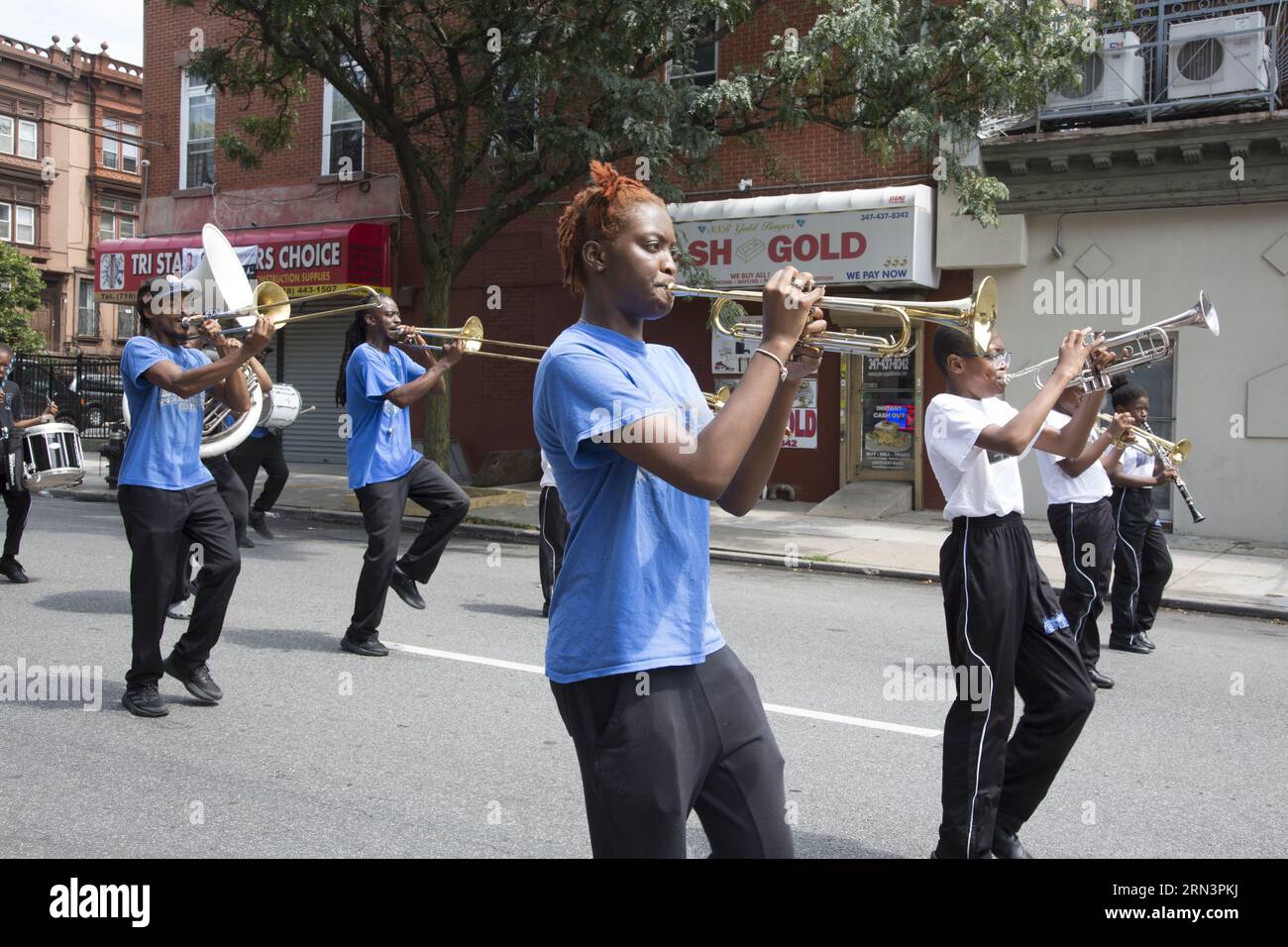 Empire Marching Elite marche et joue à la parade annuelle Hip Hop pour la justice sociale célébrant le 50e anniversaire du Hip Hop par Bedford Stuyvesant, Brooklyn, New York. Banque D'Images