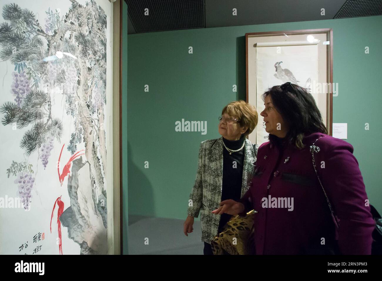 BUDAPEST, le 23 avril 2015 -- les visiteurs voient des peintures à l'exposition de l'artiste chinois Qi Baishi à la Galerie nationale hongroise à Budapest, Hongrie, le 23 avril 2015. Une exposition des œuvres de Qi Baishi, l un des peintres chinois les plus remarquables du 20e siècle, a été inaugurée jeudi à la Galerie nationale hongroise de Budapest. )(zhf) HUNGARY-BUDAPEST-CHINA-EXHIBITION-QI BAISHI AttilaxVolgyi PUBLICATIONxNOTxINxCHN Budapest avril 23 2015 visiteurs Voir les peintures À l'exposition de l'artiste chinois Qi Baishi À la Galerie nationale hongroise à Budapest Hongrie DU 23 2015 avril à E Banque D'Images