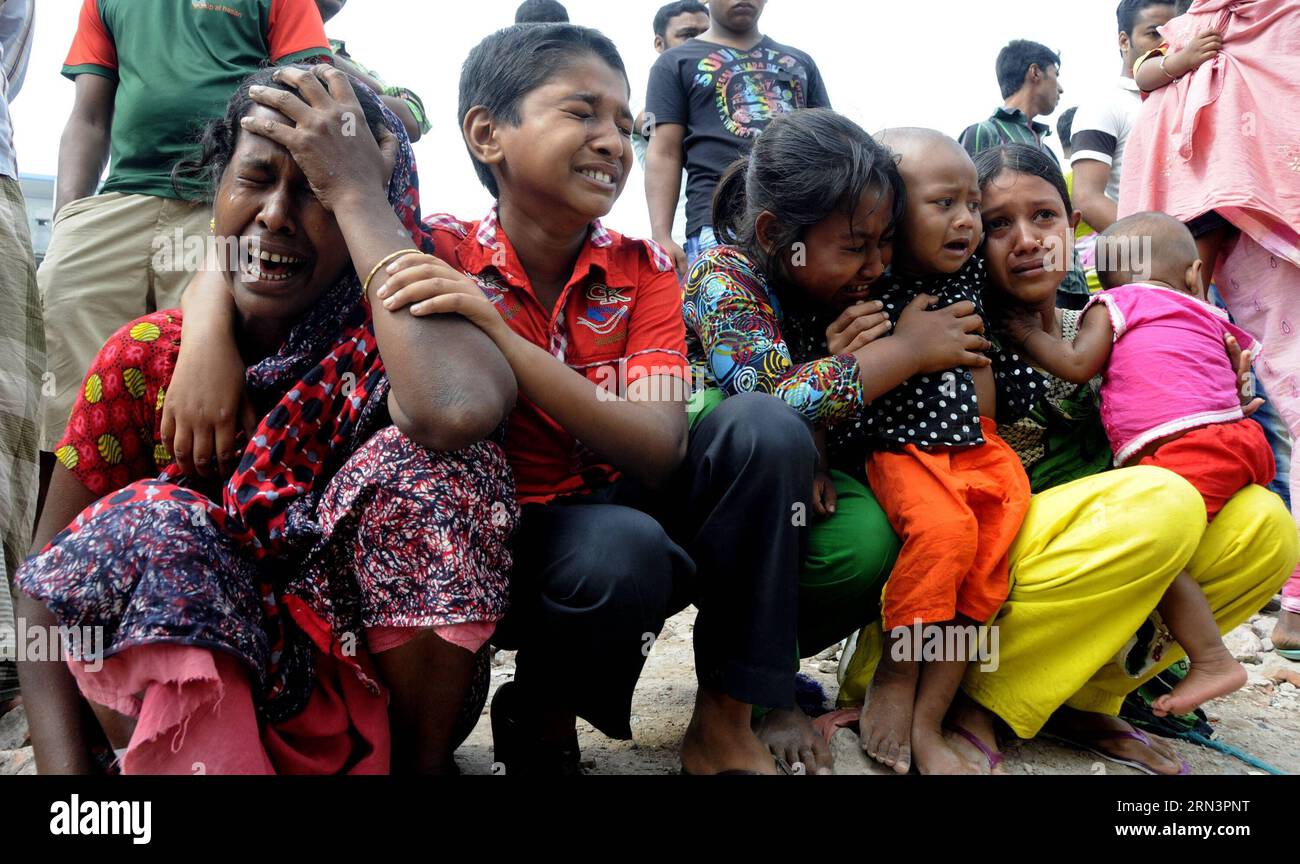 (150424) -- DHAKA, le 24 avril 2015 -- les proches des victimes pleurent sur le site de l'effondrement du bâtiment Rana Plaza à l'occasion du deuxième anniversaire de la tragédie à Savar, dans la banlieue de Dhaka, au Bangladesh, le 24 2015 avril. Un total de 1 130 personnes, principalement des ouvriers du vêtement, ont été confirmées mortes alors qu'un bâtiment de huit étages - Rana Plaza - abritant cinq usines de vêtements s'est effondré dans une tombe en ciment le 24 avril 2013 à Savar. (nxl) BANGLADESH-DHAKA-RANA PLAZA-COLLAPSE-SECOND ANNIVERSAIRE SharifulxIslam PUBLICATIONxNOTxINxCHN Dhaka avril 24 2015 parents des victimes Morne SUR le site de la RAN Banque D'Images