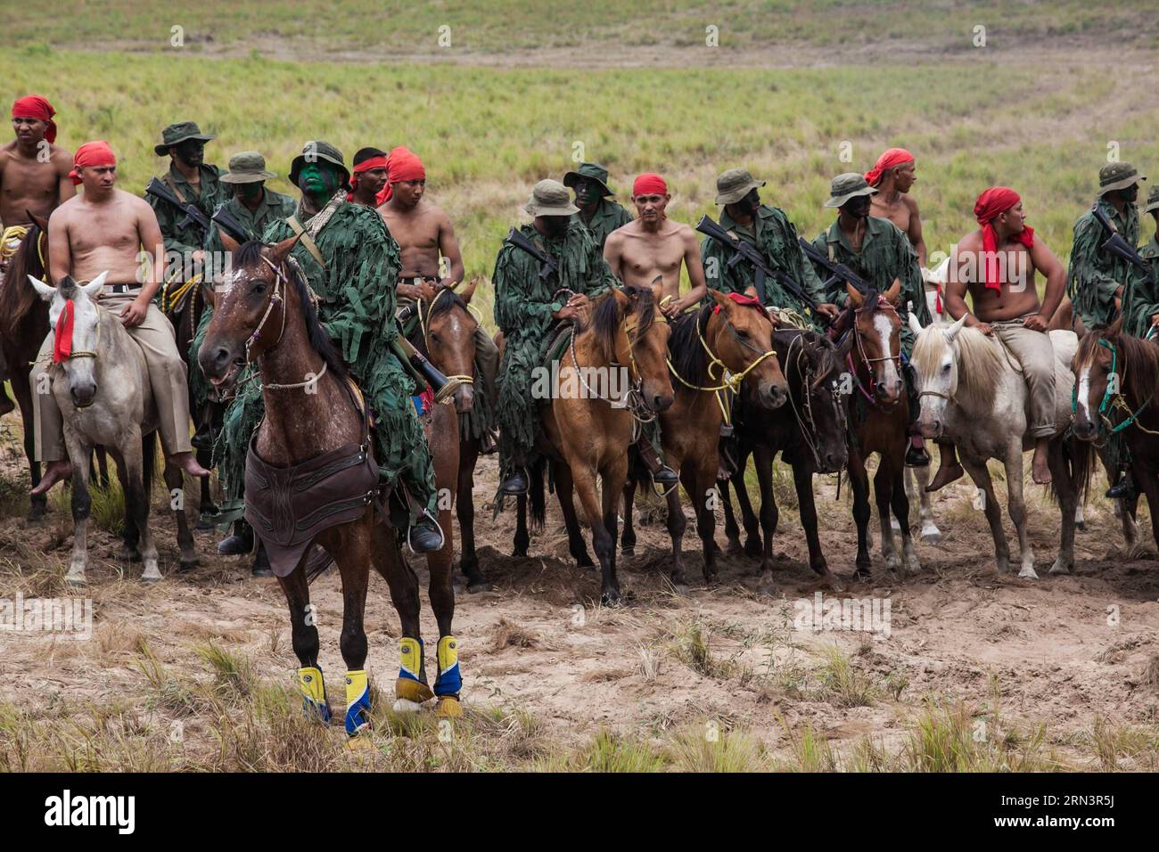 Des soldats prennent part aux exercices militaires Homeland Hurricane de l’Armée bolivarienne du Venezuela dans la phase II de l’exercice militaire Sovereign Shield 2015 à Elorza, État d’Apure, Venezuela, le 24 avril 2015. Boris Vergara)(zhf) VENEZUELA-ELORZA-EXERCICE MILITAIRE e BorisxVergara PUBLICATIONxNOTxINxCHN des soldats prennent part aux exercices militaires de l'ouragan Homeland de l'armée bolivarienne du Venezuela dans la phase II de l'EXERCICE militaire Sovereign Shield 2015 dans l'État d'Elorza Venezuela LE 24 2015 avril Boris Vergara zhf Venezuela Elorza EXERCICE militaire e PUBLICATIONxNOxNXNXNXNXNO Banque D'Images