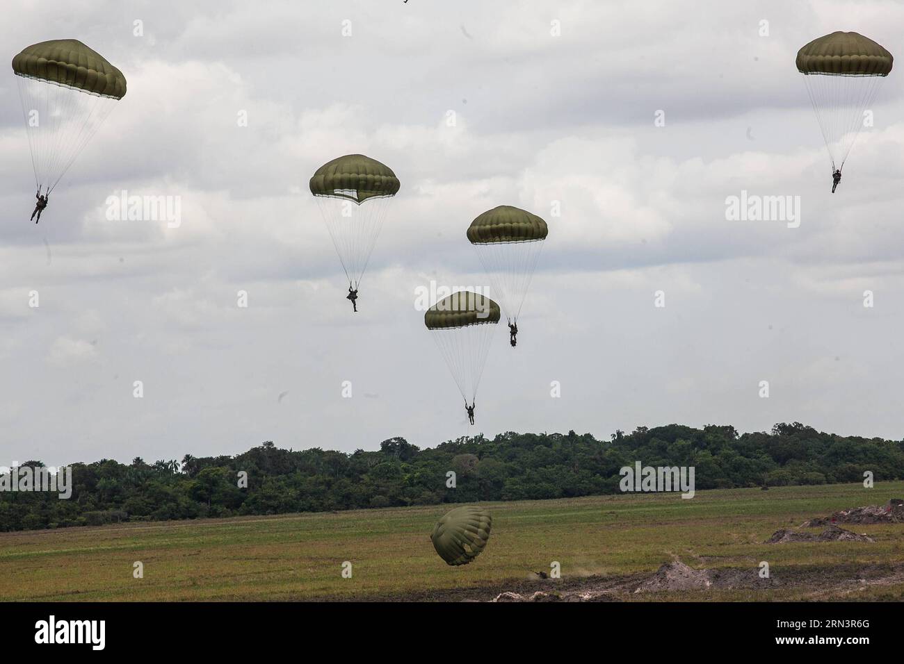 Des parachutistes prennent part aux exercices militaires Homeland Hurricane de l’Armée bolivarienne du Venezuela dans la phase II de l’exercice militaire Sovereign Shield 2015 à Elorza, dans l’État d’Apure, au Venezuela, le 24 avril 2015. Boris Vergara)(zhf) VENEZUELA-ELORZA-EXERCICE MILITAIRE e BorisxVergara PUBLICATIONxNOTxINxCHN les parachutistes prennent part aux forages militaires de l'ouragan Homeland de l'armée bolivarienne du Venezuela dans la phase II de l'EXERCICE militaire Sovereign Shield 2015 dans l'État d'Elorza Venezuela LE 24 2015 avril Boris Vergara zhf Venezuela Elorza EXERCICE militaire e PUBLICATxNOTxNON Banque D'Images