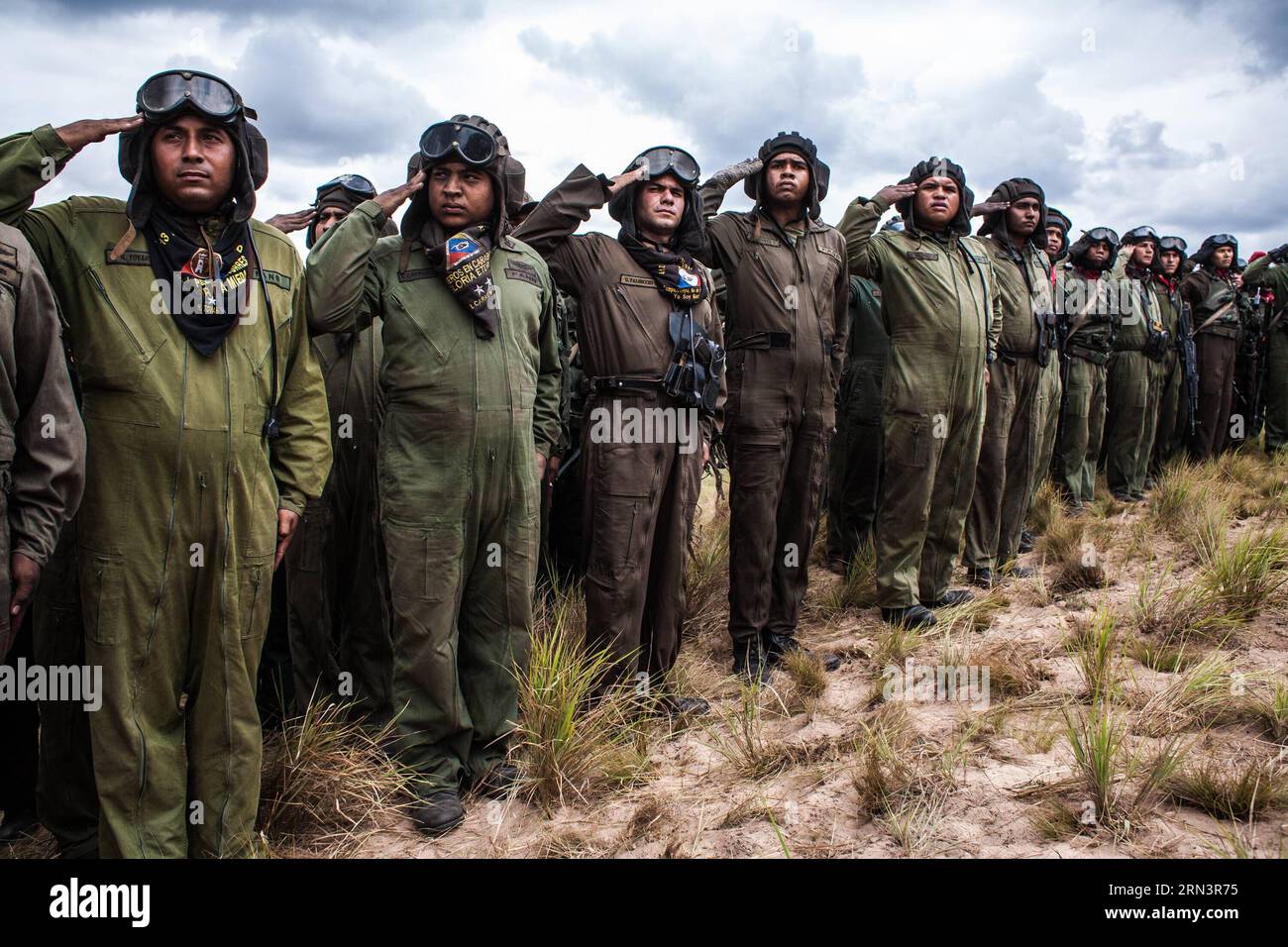 Des soldats prennent part aux exercices militaires Homeland Hurricane de l’Armée bolivarienne du Venezuela dans la phase II de l’exercice militaire Sovereign Shield 2015 à Elorza, État d’Apure, Venezuela, le 24 avril 2015. Boris Vergara)(zhf) VENEZUELA-ELORZA-EXERCICE MILITAIRE e BorisxVergara PUBLICATIONxNOTxINxCHN des soldats prennent part aux exercices militaires de l'ouragan Homeland de l'armée bolivarienne du Venezuela dans la phase II de l'EXERCICE militaire Sovereign Shield 2015 dans l'État d'Elorza Venezuela LE 24 2015 avril Boris Vergara zhf Venezuela Elorza EXERCICE militaire e PUBLICATIONxNOxNXNXNXNXNO Banque D'Images