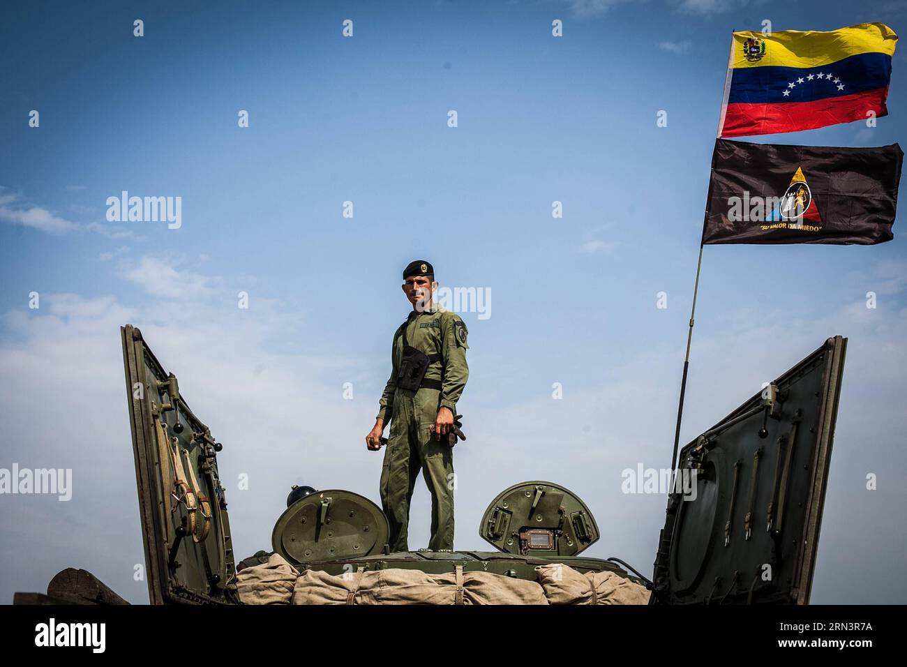 Un soldat prend part aux exercices militaires Homeland Hurricane de l’Armée bolivarienne du Venezuela dans la phase II de l’exercice militaire Sovereign Shield 2015 à Elorza, État d’Apure, Venezuela, le 24 avril 2015. Boris Vergara)(zhf) VENEZUELA-ELORZA-EXERCICE MILITAIRE e BorisxVergara PUBLICATIONxNOTxINxCHN un soldat prend part aux exercices militaires de l'ouragan de la patrie de l'armée bolivarienne du Venezuela dans la phase II de l'EXERCICE militaire Sovereign Shield 2015 dans l'État d'Elorza Venezuela LE 24 2015 avril Boris Vergara zhf Venezuela Elorza EXERCICE militaire e PUBLICATIONxNOTxNOXTN Banque D'Images
