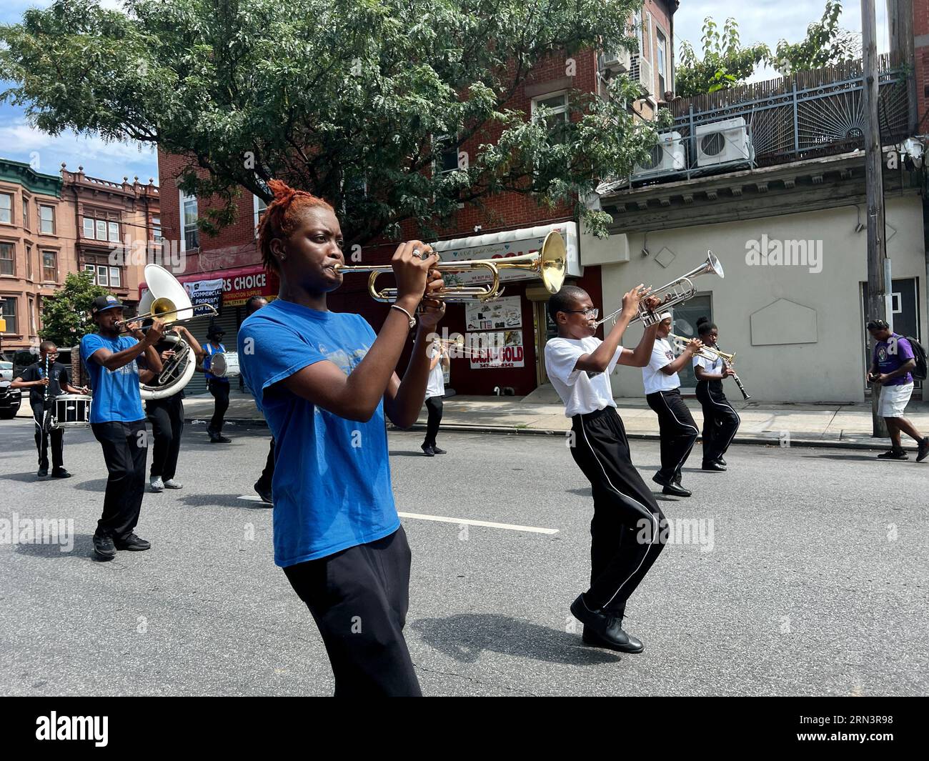 Empire Marching Elite marche et joue à la parade annuelle Hip Hop pour la justice sociale célébrant le 50e anniversaire du Hip Hop par Bedford Stuyvesant, Brooklyn, New York. Banque D'Images