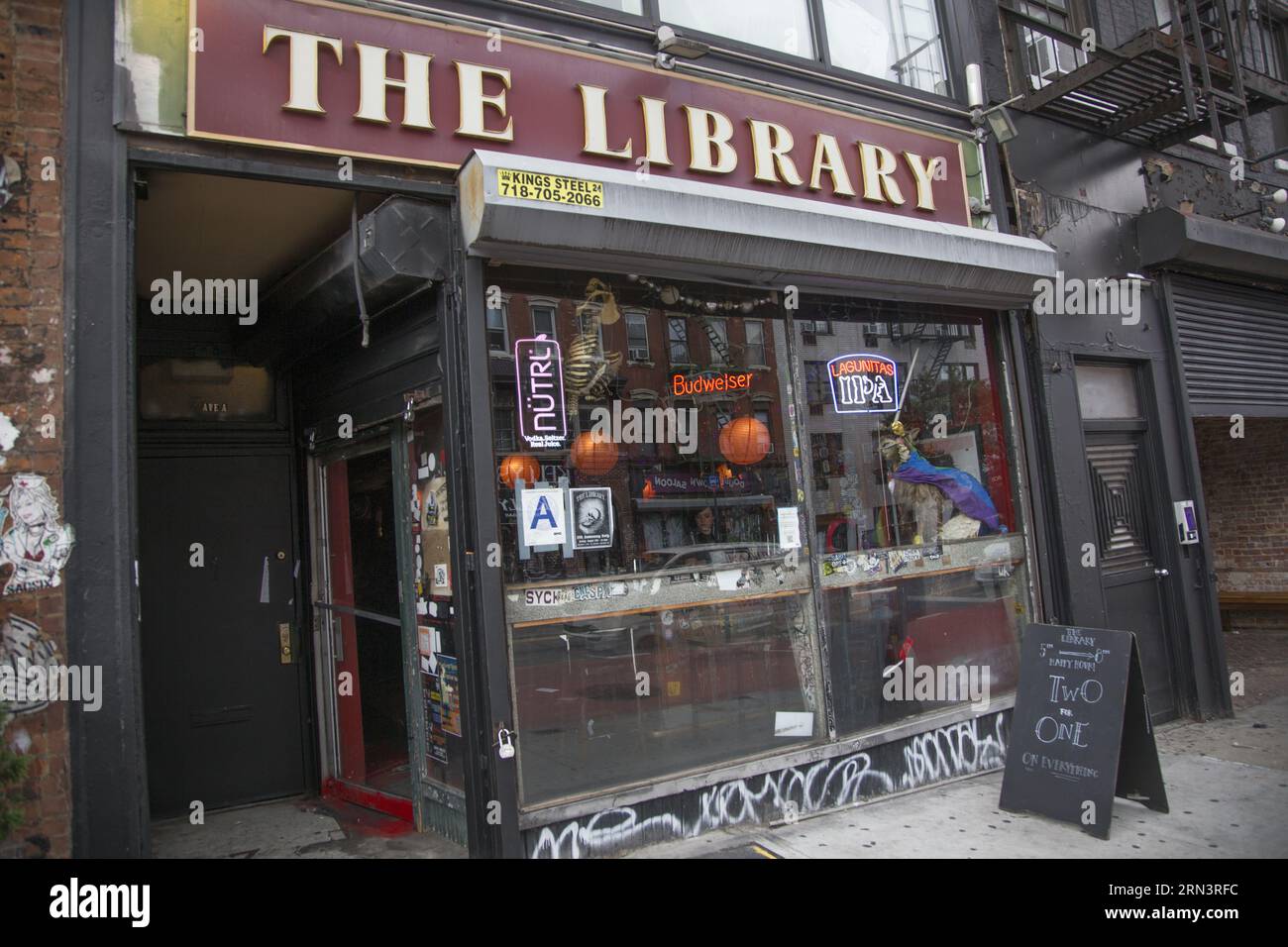 The Library un bar sur l'avenue A dans l'East Village à New York. Banque D'Images