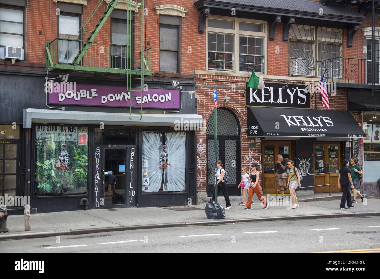 Deux bars populaires le long de l'avenue A dans l'East Village, New York. Banque D'Images
