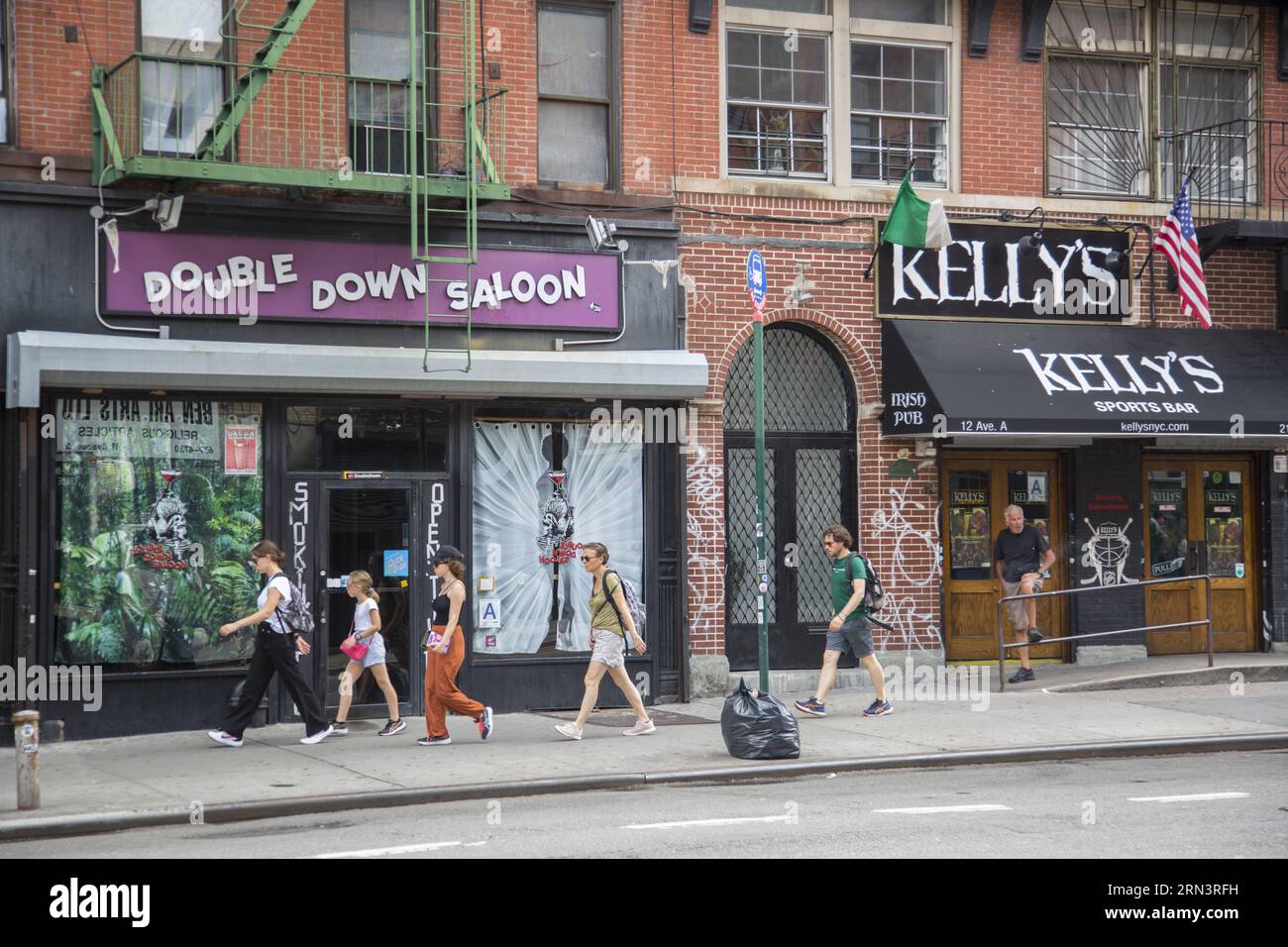 Deux bars populaires le long de l'avenue A dans l'East Village, New York. Banque D'Images