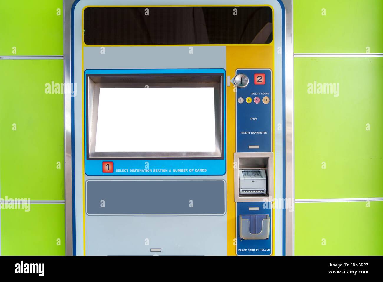 Une maquette blanche d'un distributeur automatique de billets est présentée dans une station de train ou de métro, symbolisant un confort de voyage sans faille. Banque D'Images