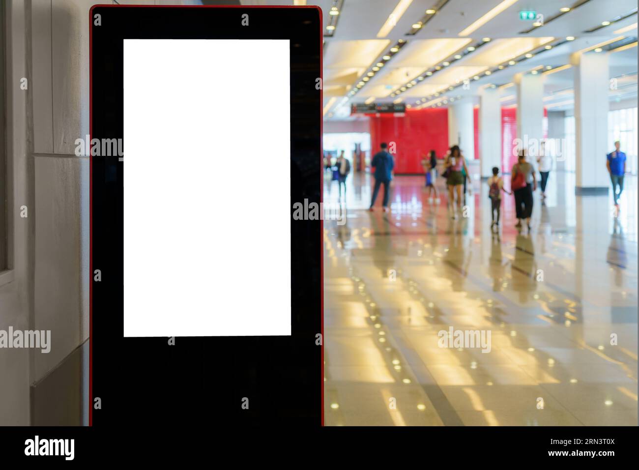Dans le couloir du centre d'exposition, des panneaux d'affichage blancs sur maquette attendent votre touche créative, prêts à présenter des panneaux publicitaires et des messages captivants. Banque D'Images