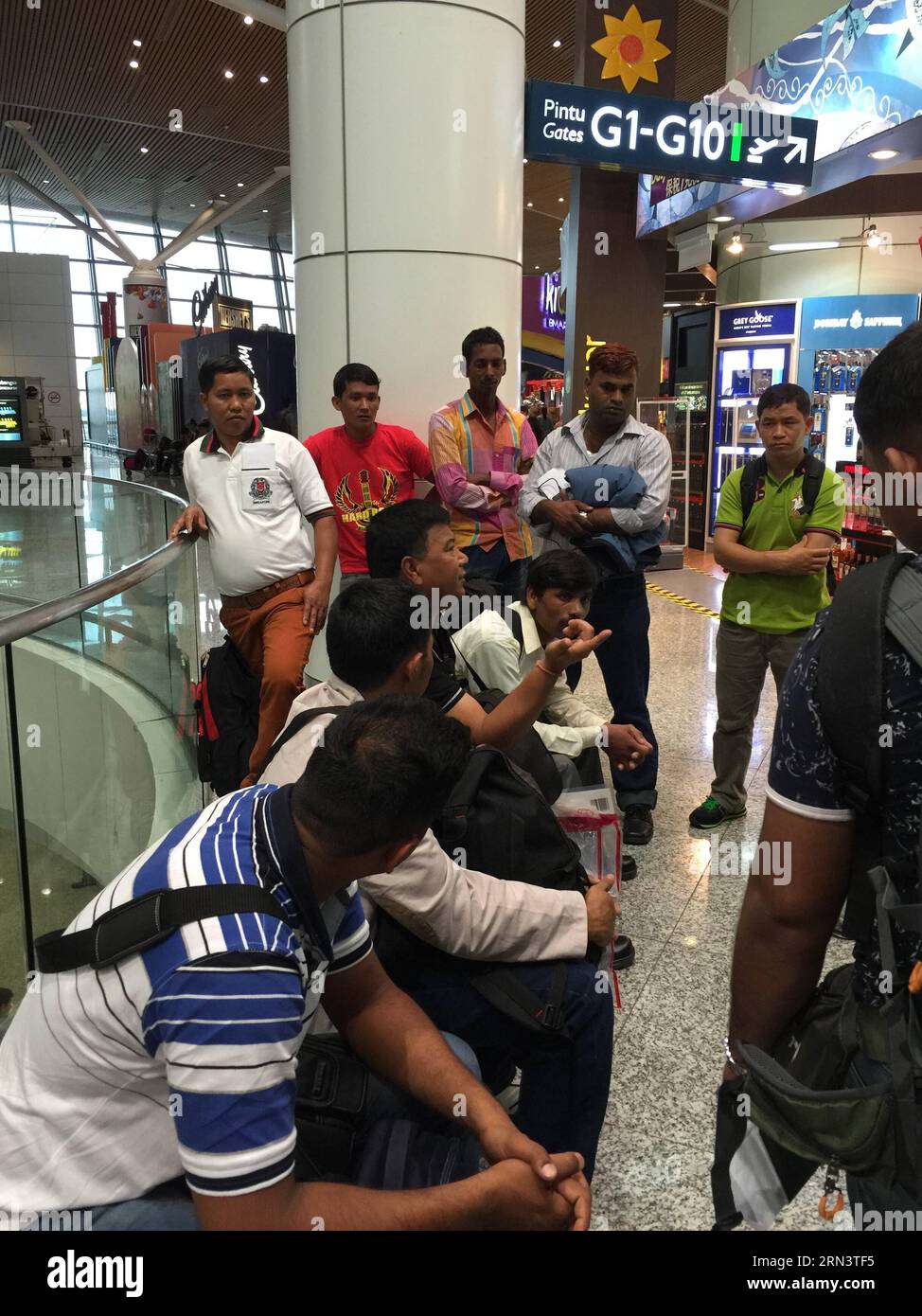 (150426) -- KUALA LUMPUR, le 26 avril 2015 -- des passagers népalais attendent un vol de retour au Népal à l'aéroport international de Kuala Lumpur à Kuala Lumpur, capitale de la Malaisie, le 26 avril 2015. Un total de 2 152 personnes ont été tuées et environ 5 000 autres ont été inhumées dans un puissant tremblement de terre qui a frappé le Népal samedi midi, a déclaré dimanche le porte-parole de la police nationale Kamal Singh Bam. ) MALAISIE-KUALA LUMPUR-NÉPAL-EARTHQUAKE-PASSENGERS QinxQing PUBLICATIONxNOTxINxCHN Kuala Lumpur avril 26 2015 des passagers népalais attendent un vol de retour au Népal À l'aéroport international de Kuala Lumpur à Kuala Lumpur Banque D'Images