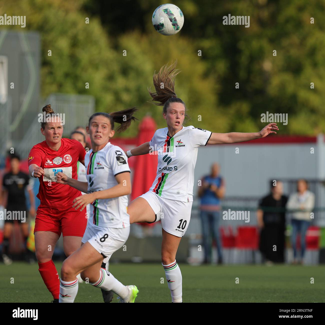 Oud Heverlee, Belgique. 26 août 2023. Stefanie Deville (14 ans) de Woluwe, Marie Detruyer (8 ans) de OHL et Valesca Ampoorter (10 ans) de OHL photographiés lors d'un match de football féminin entre Oud Heverlee Leuven et White Star Woluwe lors de la 1e journée de la saison 2023 - 2024 de la Belgian Lotto Womens Super League, le 26 août 2023 à Oud-Heverlee, Belgique. Crédit : Sportpix/Alamy Live News Banque D'Images