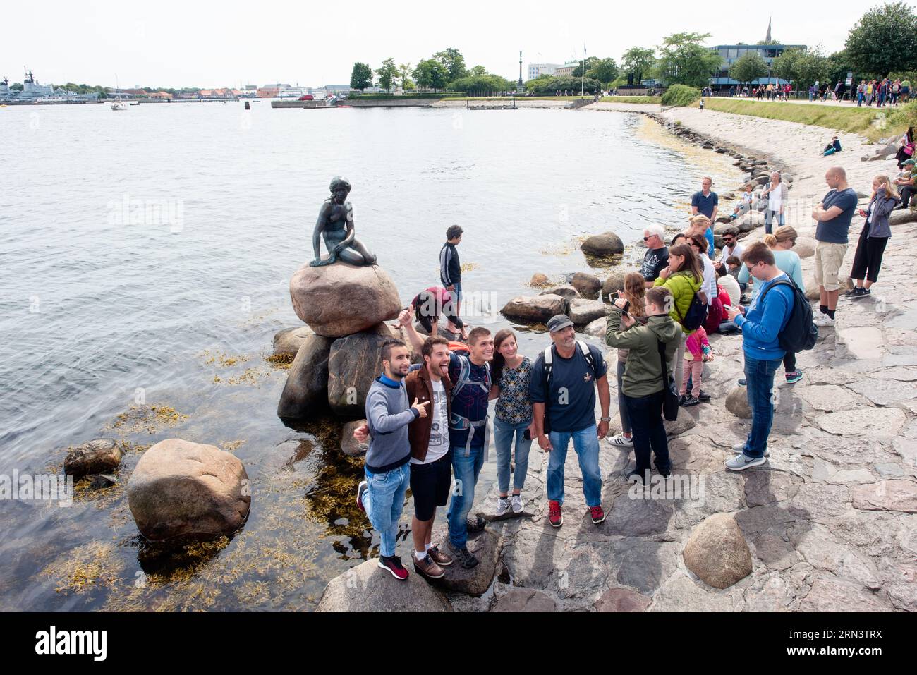 Statue de la petite Sirène Copenhague Danemark // COPENHAGUE, Danemark — L'emblématique statue de la petite Sirène perchée sur un rocher au bord de l'eau à Langelinie Promenade. Commandée en 1909 et dévoilée en 1913, cette statue en bronze est devenue un emblème de Copenhague et s'inspire du conte de Hans Christian Andersen du même nom. Banque D'Images Statue de la petite Sirène Copenhague Danemark // COPENHAGUE, Danemark — L'emblématique statue de la petite Sirène perchée sur un rocher au bord de l'eau à Langelinie Promenade. Commandée en 1909 et dévoilée en 1913, cette statue en bronze est devenue un emblème de Copenhague et s'inspire du conte de Hans Christian Andersen du même nom. Banque D'Images