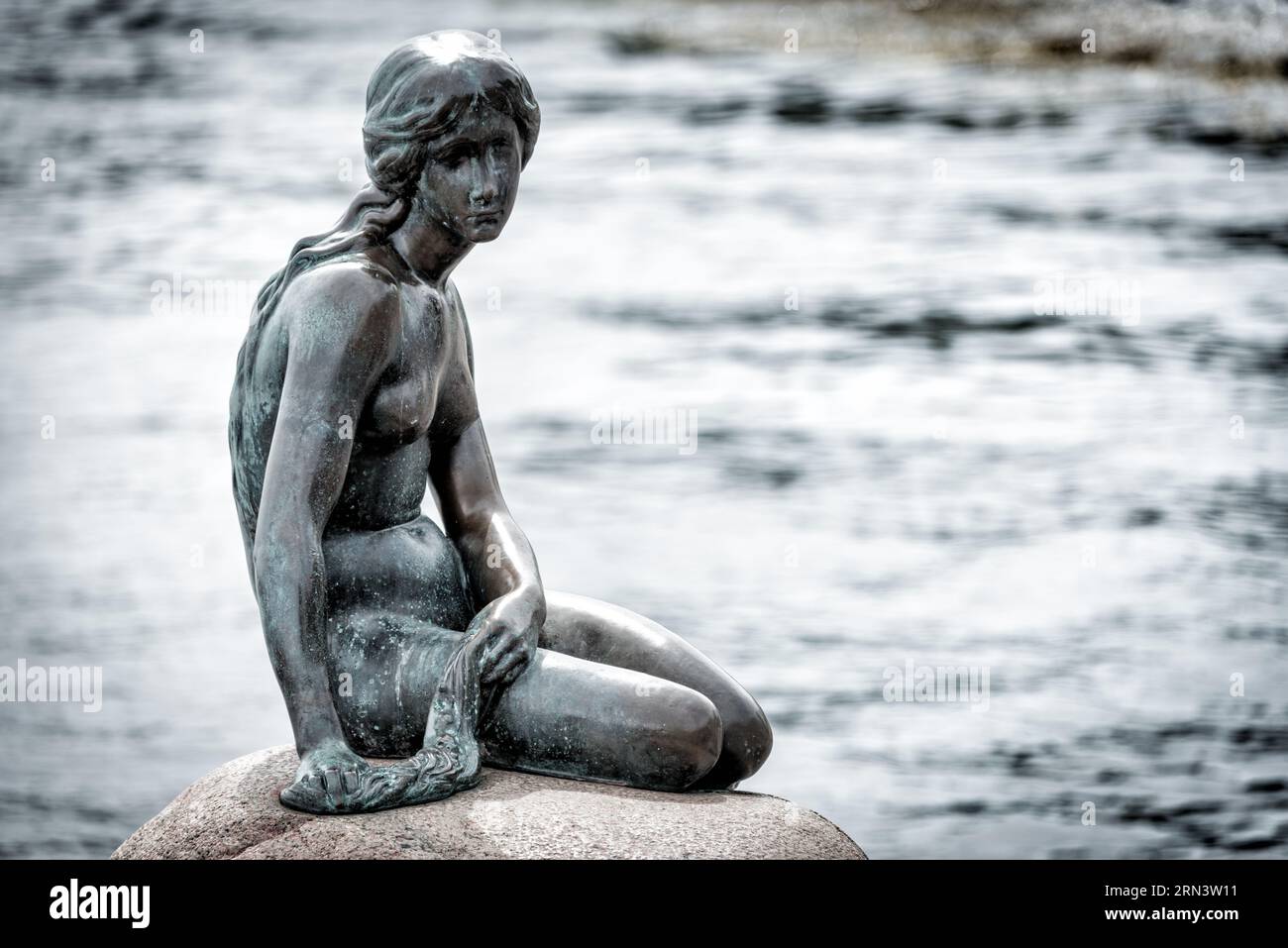 Statue de la petite Sirène Copenhague Danemark // COPENHAGUE, Danemark — L'emblématique statue de la petite Sirène perchée sur un rocher au bord de l'eau à Langelinie Promenade. Commandée en 1909 et dévoilée en 1913, cette statue en bronze est devenue un emblème de Copenhague et s'inspire du conte de Hans Christian Andersen du même nom. Banque D'Images Statue de la petite Sirène Copenhague Danemark // COPENHAGUE, Danemark — L'emblématique statue de la petite Sirène perchée sur un rocher au bord de l'eau à Langelinie Promenade. Commandée en 1909 et dévoilée en 1913, cette statue en bronze est devenue un emblème de Copenhague et s'inspire du conte de Hans Christian Andersen du même nom. Banque D'Images