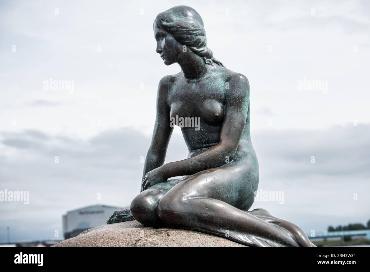Statue de la petite Sirène Copenhague Danemark // COPENHAGUE, Danemark — L'emblématique statue de la petite Sirène perchée sur un rocher au bord de l'eau à Langelinie Promenade. Commandée en 1909 et dévoilée en 1913, cette statue en bronze est devenue un emblème de Copenhague et s'inspire du conte de Hans Christian Andersen du même nom. Banque D'Images Statue de la petite Sirène Copenhague Danemark // COPENHAGUE, Danemark — L'emblématique statue de la petite Sirène perchée sur un rocher au bord de l'eau à Langelinie Promenade. Commandée en 1909 et dévoilée en 1913, cette statue en bronze est devenue un emblème de Copenhague et s'inspire du conte de Hans Christian Andersen du même nom. Banque D'Images