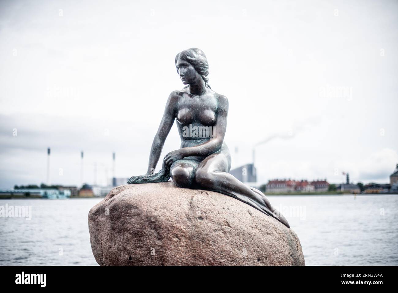 Statue de la petite Sirène Copenhague Danemark // COPENHAGUE, Danemark — L'emblématique statue de la petite Sirène perchée sur un rocher au bord de l'eau à Langelinie Promenade. Commandée en 1909 et dévoilée en 1913, cette statue en bronze est devenue un emblème de Copenhague et s'inspire du conte de Hans Christian Andersen du même nom. Banque D'Images Statue de la petite Sirène Copenhague Danemark // COPENHAGUE, Danemark — L'emblématique statue de la petite Sirène perchée sur un rocher au bord de l'eau à Langelinie Promenade. Commandée en 1909 et dévoilée en 1913, cette statue en bronze est devenue un emblème de Copenhague et s'inspire du conte de Hans Christian Andersen du même nom. Banque D'Images