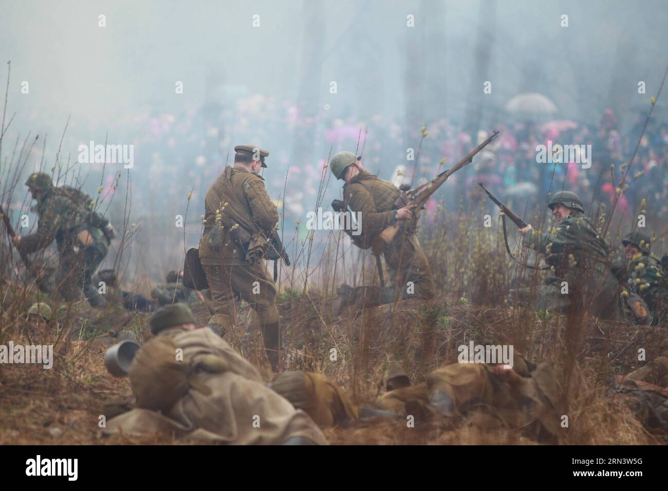 Les membres d'un club militaire reproduisent des parties de la bataille de Berlin en 1945 pour marquer le 70e anniversaire de la victoire de la Seconde Guerre mondiale à St. Petersburg, Russie, 26 avril 2015. ) RUSSIE-ST. PETERSBURG-70E ANNIVERSAIRE-VICTOIRE -WWII LuxJinbo PUBLICATIONxNOTxINxCHN membres d'un club militaire parties de la bataille de Berlin en 1945 pour marquer le 70e anniversaire de la victoire du monde était II à Saint-Pétersbourg Russie avril 26 2015 Russie Saint-Pétersbourg 70e anniversaire victoire WWII PUBLICATIONxNOTxINxCHN Banque D'Images