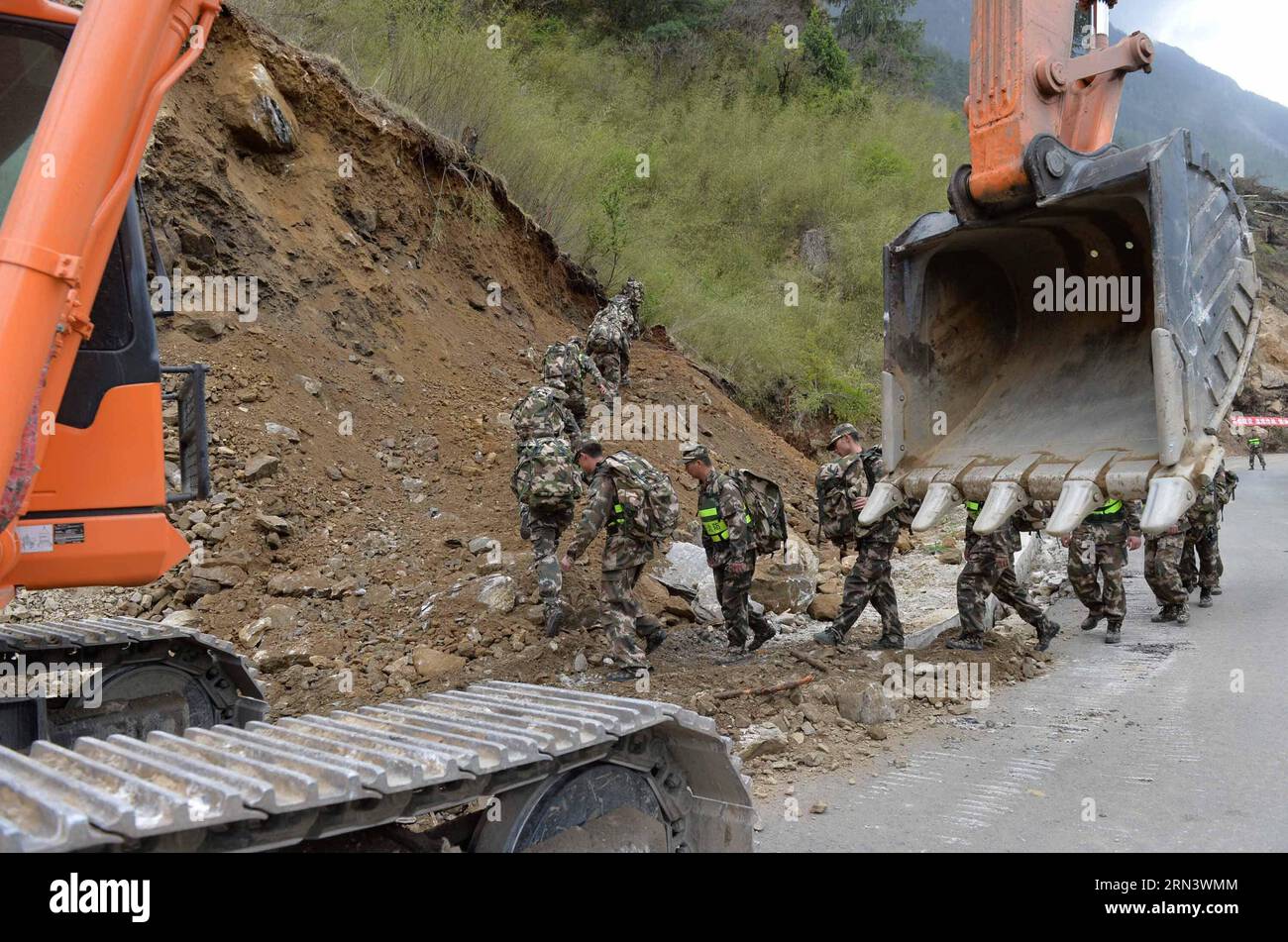 XIGAZE, le 27 avril 2015 -- les sauveteurs se rendent au port terrestre de Gyirong pour sauver les personnes piégées, dans la ville de Gyirong de Xigaze, dans la région autonome du Tibet du sud-ouest de la Chine, le 27 avril 2015. Une équipe armée de la police de la circulation utilisait des machines de génie pour réparer la route reliant la ville de Gyirong et le port terrestre de Gyirong, qui a été bloquée par de multiples glissements de terrain, tandis que 60 membres de l'équipe ont choisi de marcher pour secourir les habitants piégés touchés par le tremblement de terre de samedi au Népal.) (mt) CHINA-TIBET-XIGAZE-EARTHQUAKE (CN) LiuxDongjun PUBLICATIONxNOTxINxCHN Xigaze avril 27 2015 tête de sauvetage pour le pays Gyirong P Banque D'Images