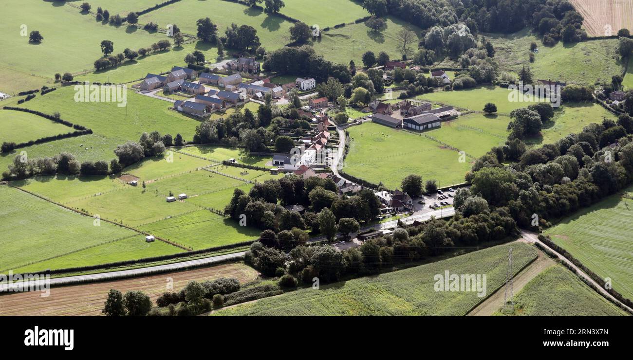 Vue aérienne du village de South Stainley (entre Ripon et Harrogate), North Yorkshire. L'auberge South Stainley est dans le groupe d'arbres au bord de la route. Banque D'Images