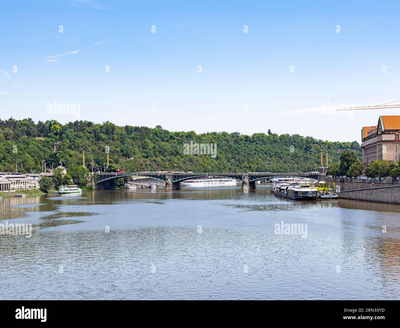 La construction du pont art nouveau Svatopluk Čech a été achevée en 1908. Il enjambe la rivière Vltava à Prague. Banque D'Images