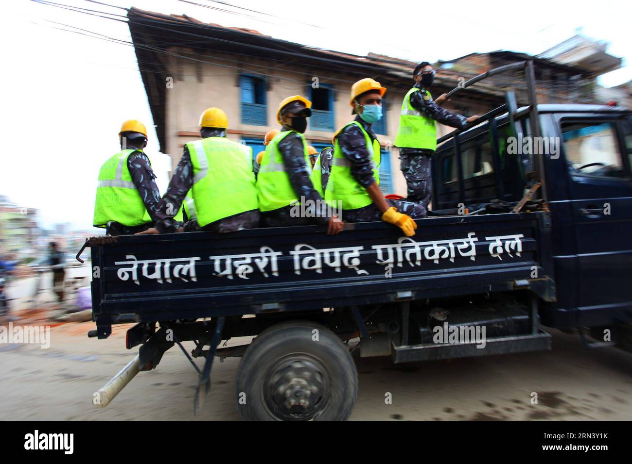 (150429) -- LALITPUR, le 29 avril 2015 -- une équipe de secours de la police népalaise procède à une opération de sauvetage après le tremblement de terre survenu à Lalitpur, au Népal, le 29 avril 2015. Le séisme de magnitude 7,9 a frappé le Népal samedi à midi. Le bilan du puissant tremblement de terre a grimpé à 5 057 et un total de 10 915 autres ont été blessés. (djj) NÉPAL-LALITPUR-TREMBLEMENT DE TERRE-APRÈS SunilxSharma PUBLICATIONxNOTxINxCHN Lalitpur avril 29 2015 l'équipe de secours de la police népalaise procède à une opération de sauvetage après le tremblement de terre à Lalitpur Népal avril 29 2015 le séisme de magnitude 7 9 a frappé le Népal À midi samedi le bilan des morts Banque D'Images