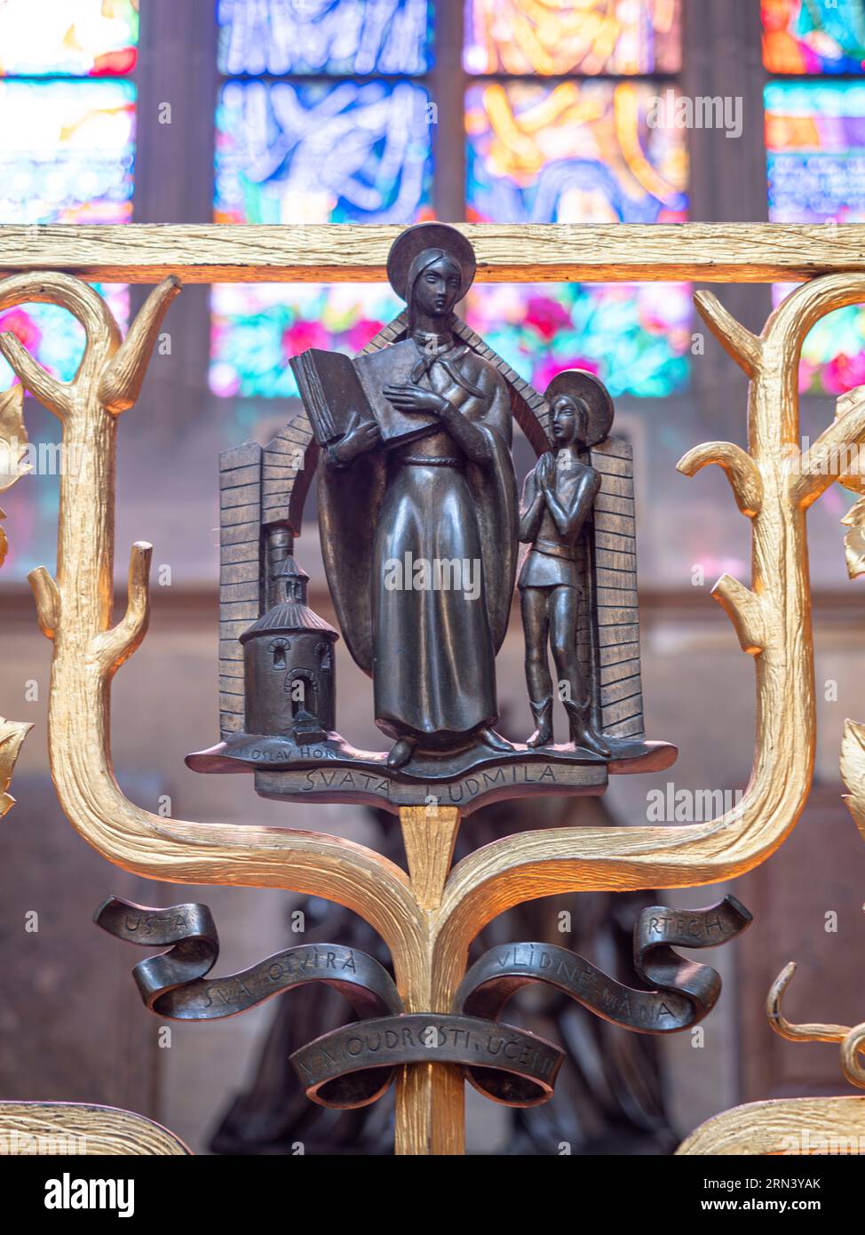 Détail de la sculpture en métal de Sainte Ludmila sur la porte de sa chapelle à l'intérieur de la cathédrale Saint-Guy. Il la dépeint en train d'enseigner à son petit-fils Venceslas I. Banque D'Images