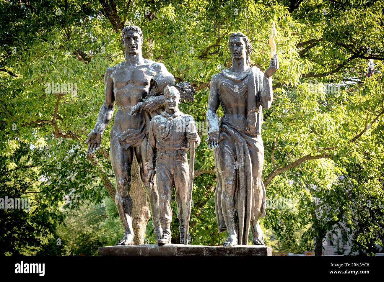 WASHINGTON DC, États-Unis — le groupe sculptural central du Boy Scout Memorial présente trois figures de bronze : une figure masculine symbolisant les vertus de la citoyenneté, un Boy Scout représentant la jeunesse et le mouvement scout, et une figure féminine tenant une flamme qui symbolise les idéaux spirituels et démocratiques. Créé par le sculpteur Donald de lue et dédié en 1964, ce mémorial transmet les idéaux de la civilisation aux générations futures à travers le Scoutisme. Banque D'Images