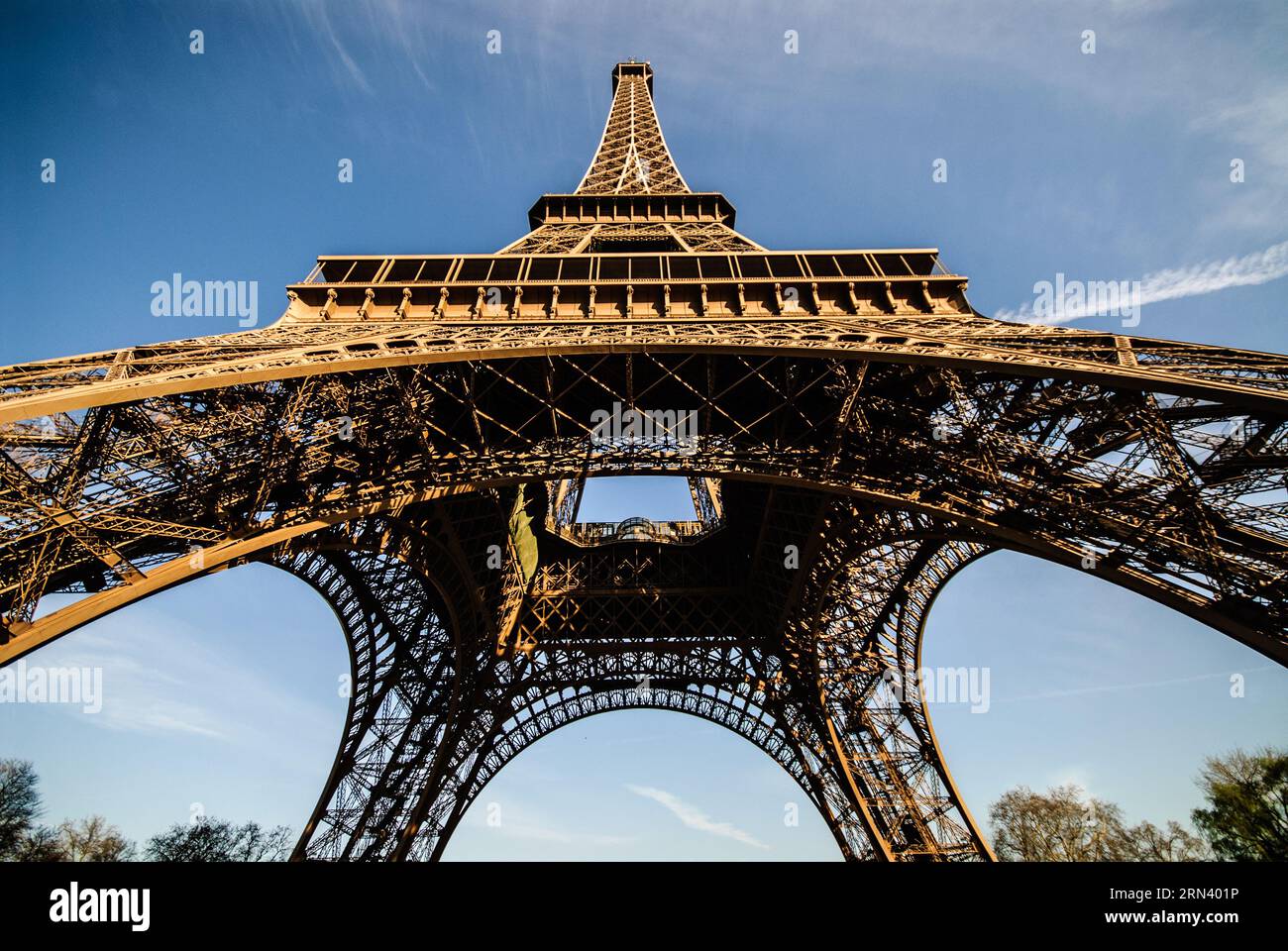 PARIS, France — la Tour Eiffel se lève dans le ciel, vue de sa base par une journée ensoleillée. L'emblématique structure en treillis de fer forgé, symbole de Paris, s'étend vers le haut, mettant en valeur son design architectural complexe. Banque D'Images