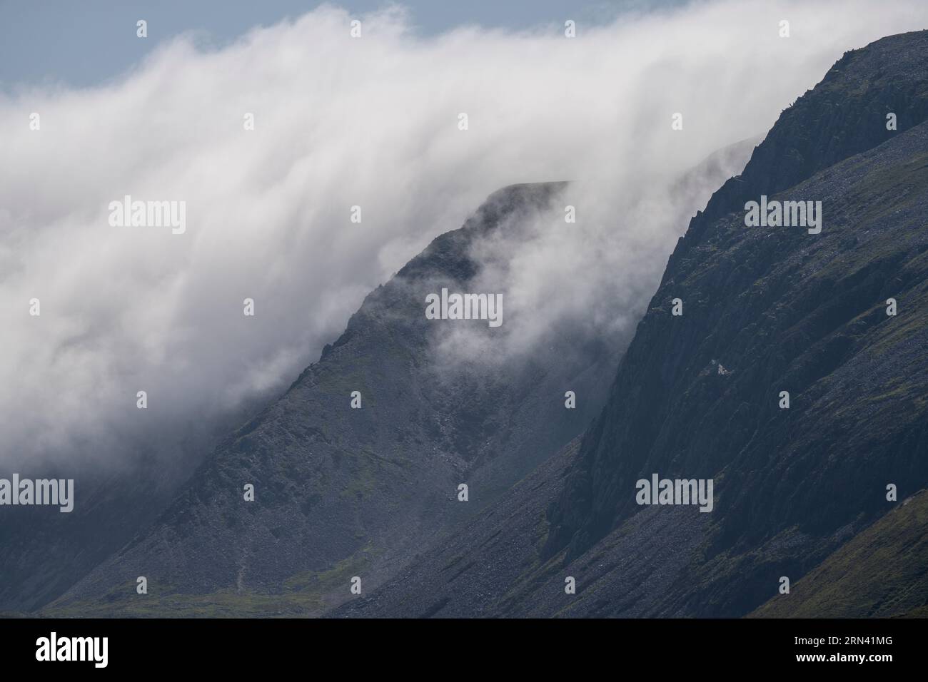 Cadair Idris et les terres agricoles environnantes vues de Pared y Cefn-hir, Llynnau Creggenen, Dolgellau, pays de Galles Banque D'Images