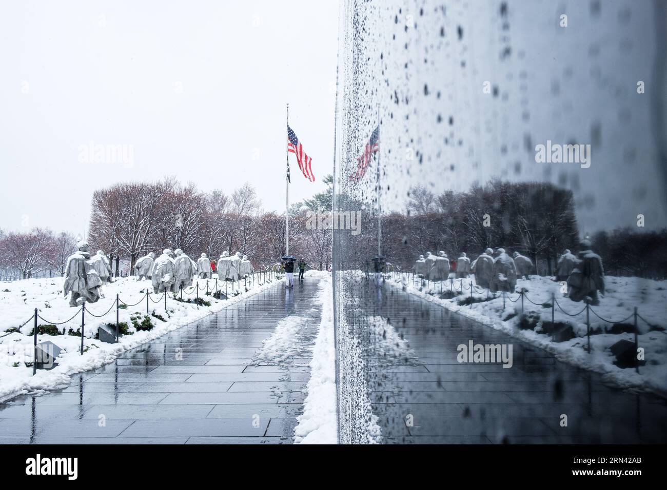 Memorial des anciens combattants de la guerre de Corée neige Washington DC // WASHINGTON DC — le Memorial des anciens combattants de la guerre de Corée à Washington DC couvert de neige pendant l'hiver. Le mémorial, situé sur le National Mall, rend hommage aux vétérans de la guerre de Corée avec 19 statues en acier inoxydable représentant des soldats en patrouille. La neige ajoute une atmosphère sereine et réfléchissante au site historique, rehaussant l'hommage solennel aux soldats. Banque D'Images