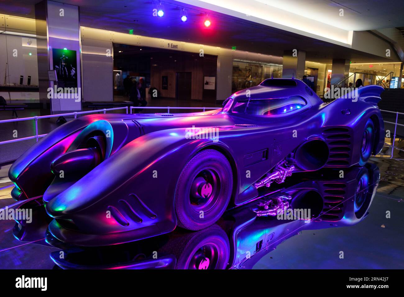 WASHINGTON DC, États-Unis — la Batmobile du film « Batman » de Tim Burton, sorti en 1989, est exposée au Musée national d'histoire américaine du Smithsonian. Ce véhicule emblématique, conçu par Anton Furst, présente un mélange d'esthétique Art déco et d'influences automobiles classiques, incarnant la vision de Burton de Gotham City. Il a été exposé de janvier 2018 à octobre 2020. Banque D'Images