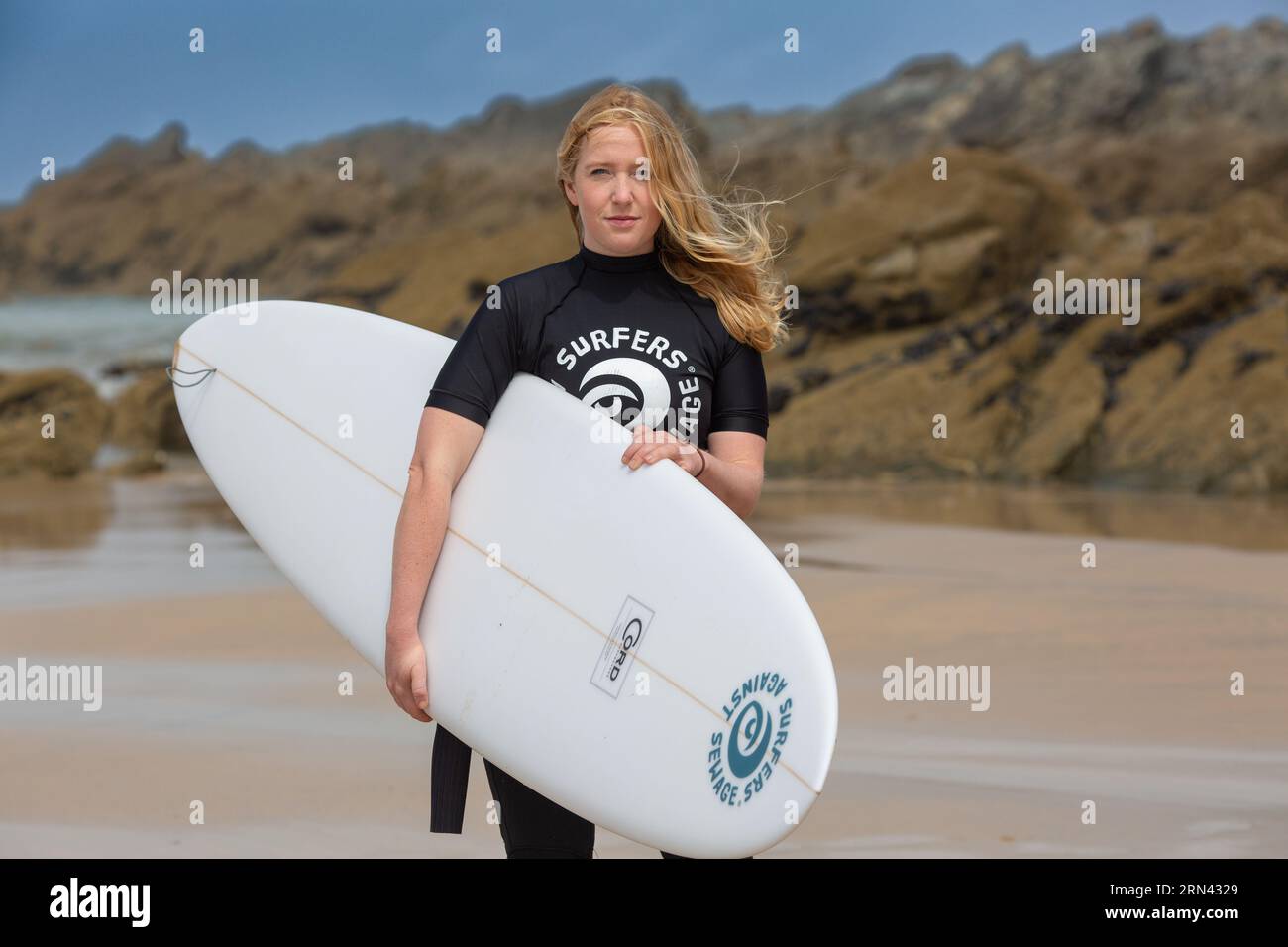 Fistral Beach Cornwall, Royaume-Uni , 23/07/2023 surfer contre les eaux usées Izzy Ross , responsable des campagnes Banque D'Images