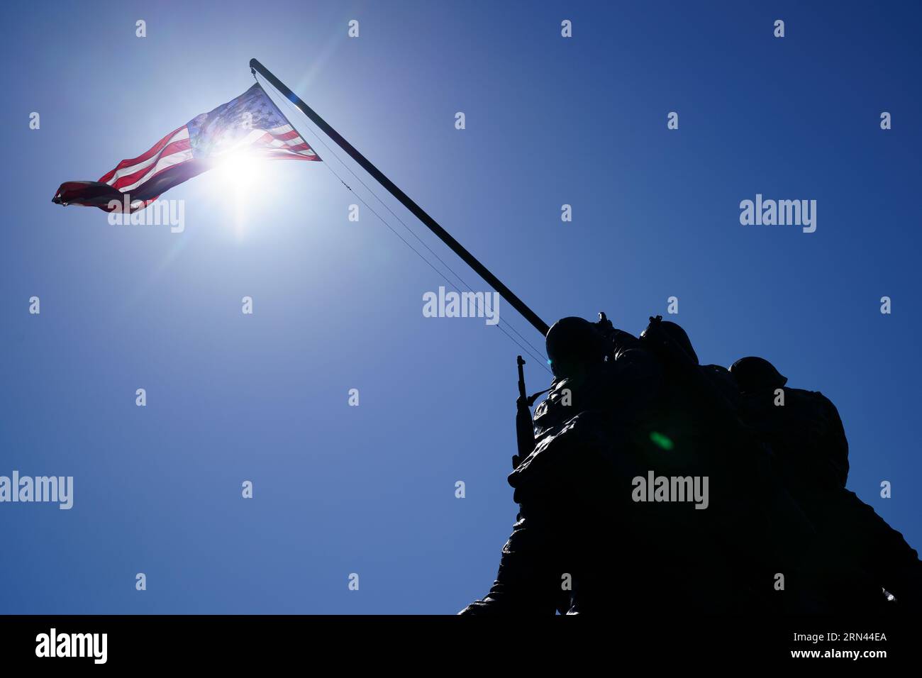 ARLINGTON, Virginie, États-Unis — le mémorial d'Iwo Jima, également connu sous le nom de Mémorial de guerre du corps des Marines, est un puissant hommage à la valeur des Marines américains pendant la Seconde Guerre mondiale Banque D'Images