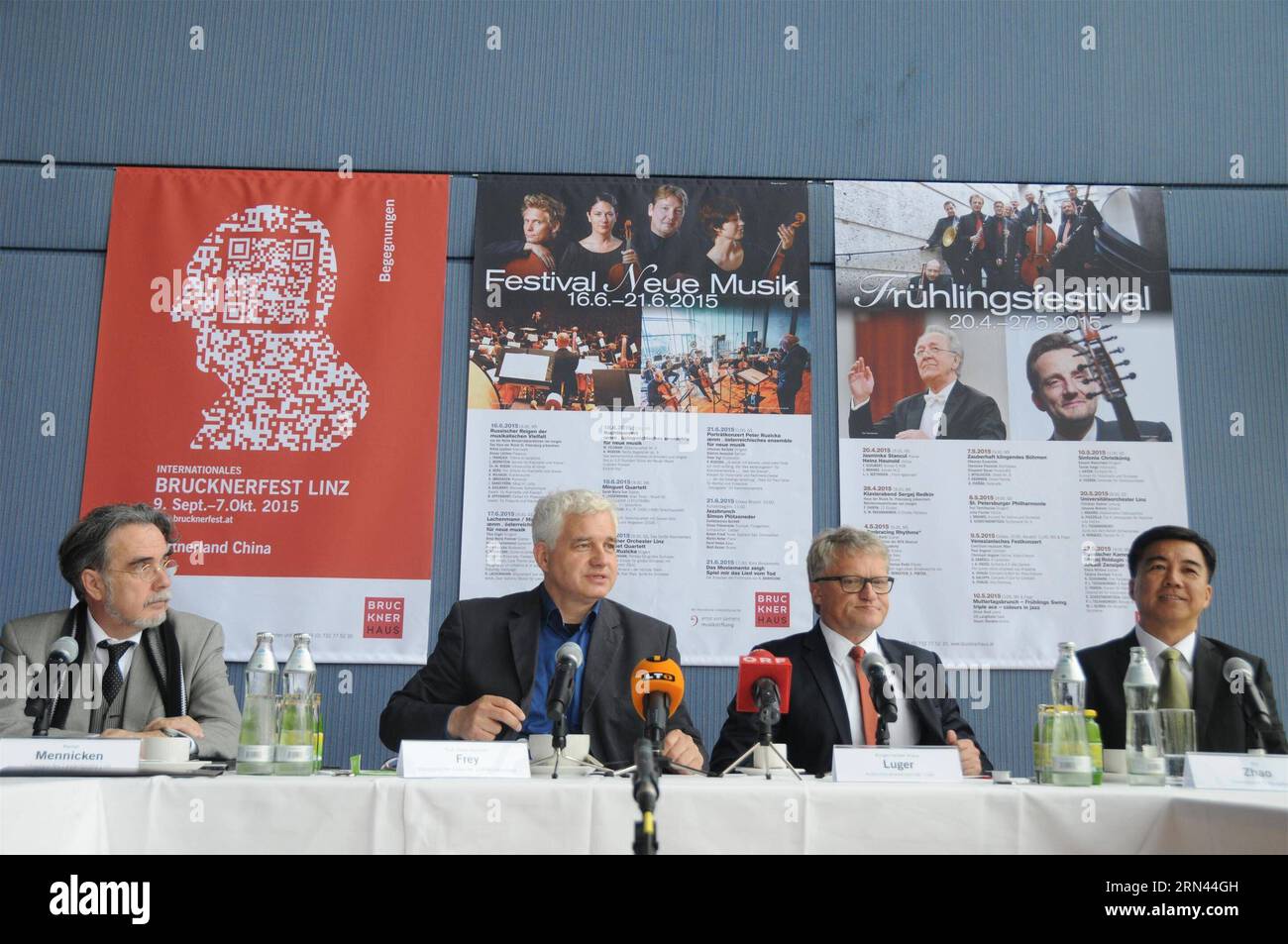 (150506) -- LINZ, le 6 mai 2015 -- l'ambassadeur de Chine en Autriche Zhao Bin (1e R), le maire de Linz Klaus Luger (2e R) et le directeur culturel du Festival de musique Brucknerfest 2015 Hans-Joachim Frey (3e R) assistent à une conférence de presse du festival à Linz, en Autriche, le 5 mai 2015. Le Festival de musique Brucknerfest 2015 dans la ville autrichienne de Linz est de construire des ponts culturels avec la Chine, pays partenaire de cette année, a déclaré mardi un responsable du festival. Le festival se déroulera du 13 septembre au 7 octobre. ) AUTRICHE-LINZ-CHINA-BRUCKNERFEST 2015 LiuxXiang PUBLICATIONxNOTxINxCHN Linz Mai 6 2015 Chinois A Banque D'Images