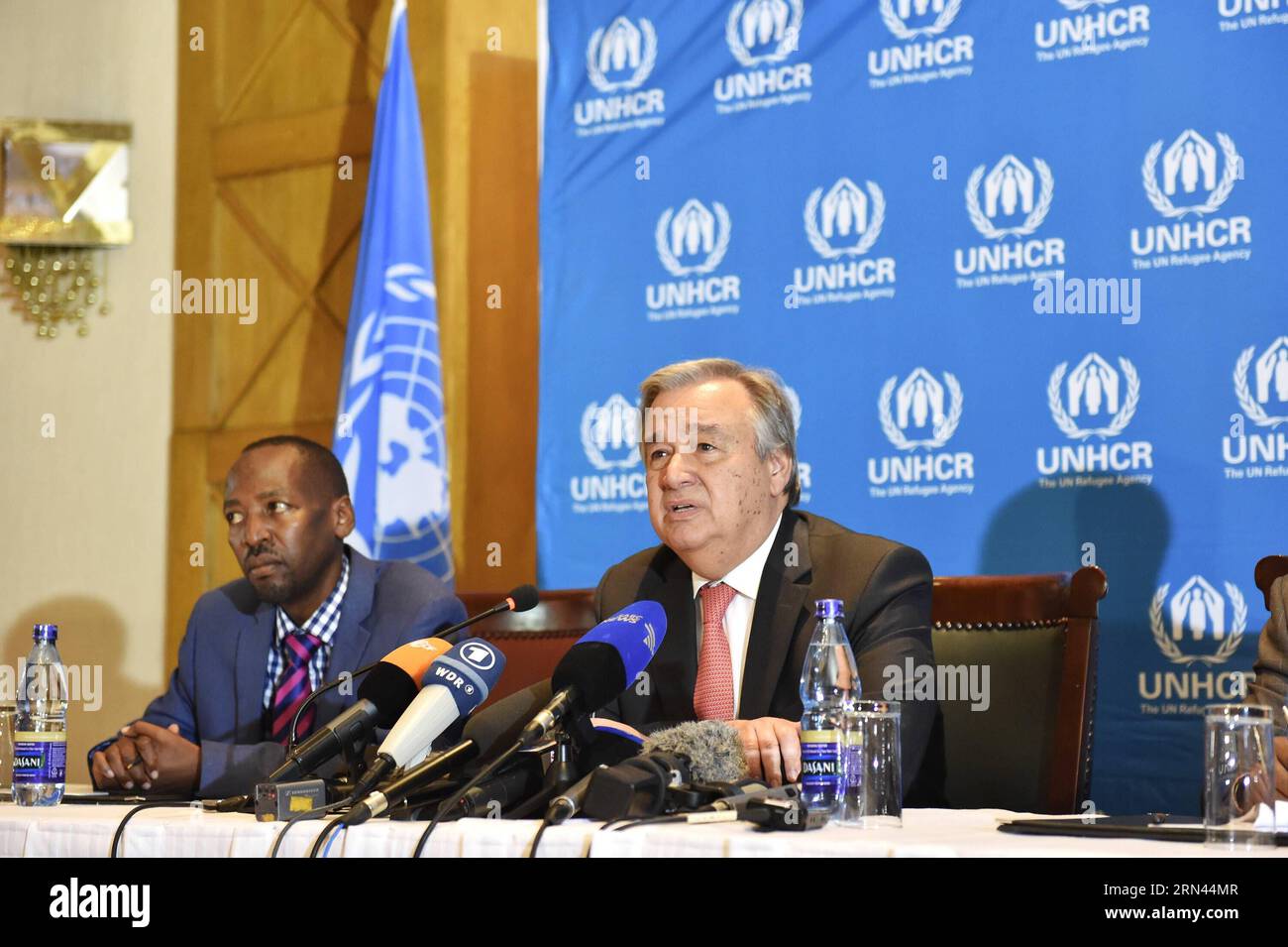 (150506) -- NAIROBI, le 6 mai 2015 -- le Haut Commissaire des Nations Unies pour les réfugiés Antonio Guterres (R) s'adresse à des journalistes lors d'une conférence de presse à Nairobi, Kenya, le 6 mai 2015. Antonio Guterres, chef de l'agence des Nations Unies pour les réfugiés, a appelé mercredi les agences multilatérales à investir dans les programmes sociaux et les infrastructures physiques en Somalie afin de faciliter le retour des réfugiés dans la Corne de l'Afrique. KENYA-NAIROBI-un-REFUGIES-CONFERENCE DE PRESSE SunxRuibo PUBLICATIONxNOTxINxCHN Nairobi Mai 6 2015 le Haut Commissaire des Nations Unies pour les réfugiés Antonio Guterres r s'adresse aux journalistes lors d'une presse Banque D'Images