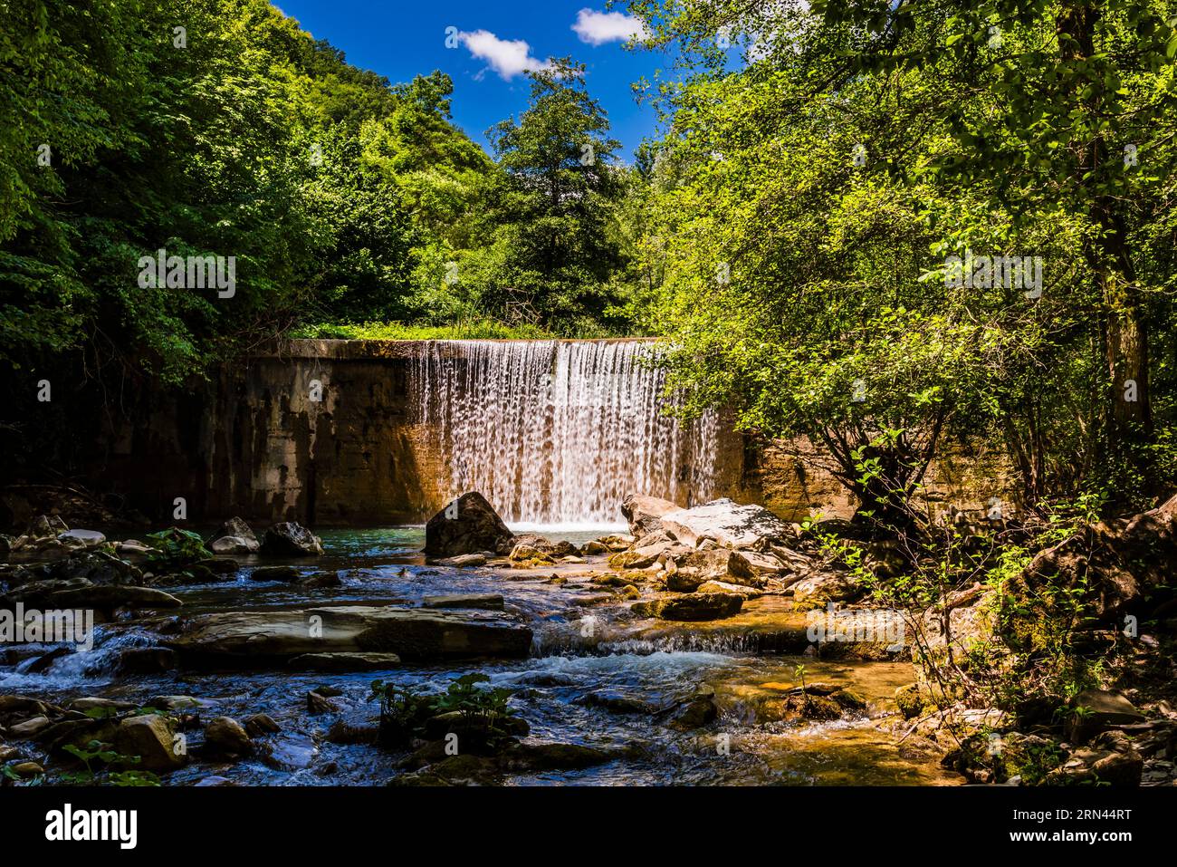 Gros plan d'une cascade sur la rivière Fosso dell'Acquacheta près de San Benedetto à Alpe, Emilie-Romagne, Italie Banque D'Images