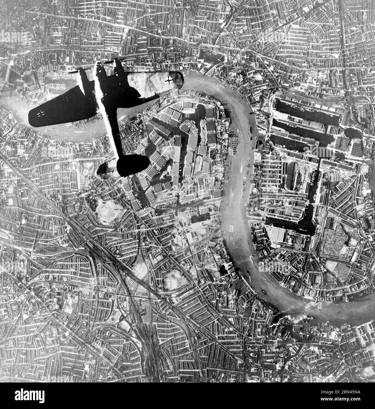 BATAILLE D'ANGLETERRE Un bombardier allemand Heinkel II dans un rair de jour au-dessus de Rotherhithe et de la région des Docks de Londres le 7 septembre 1940 Banque D'Images