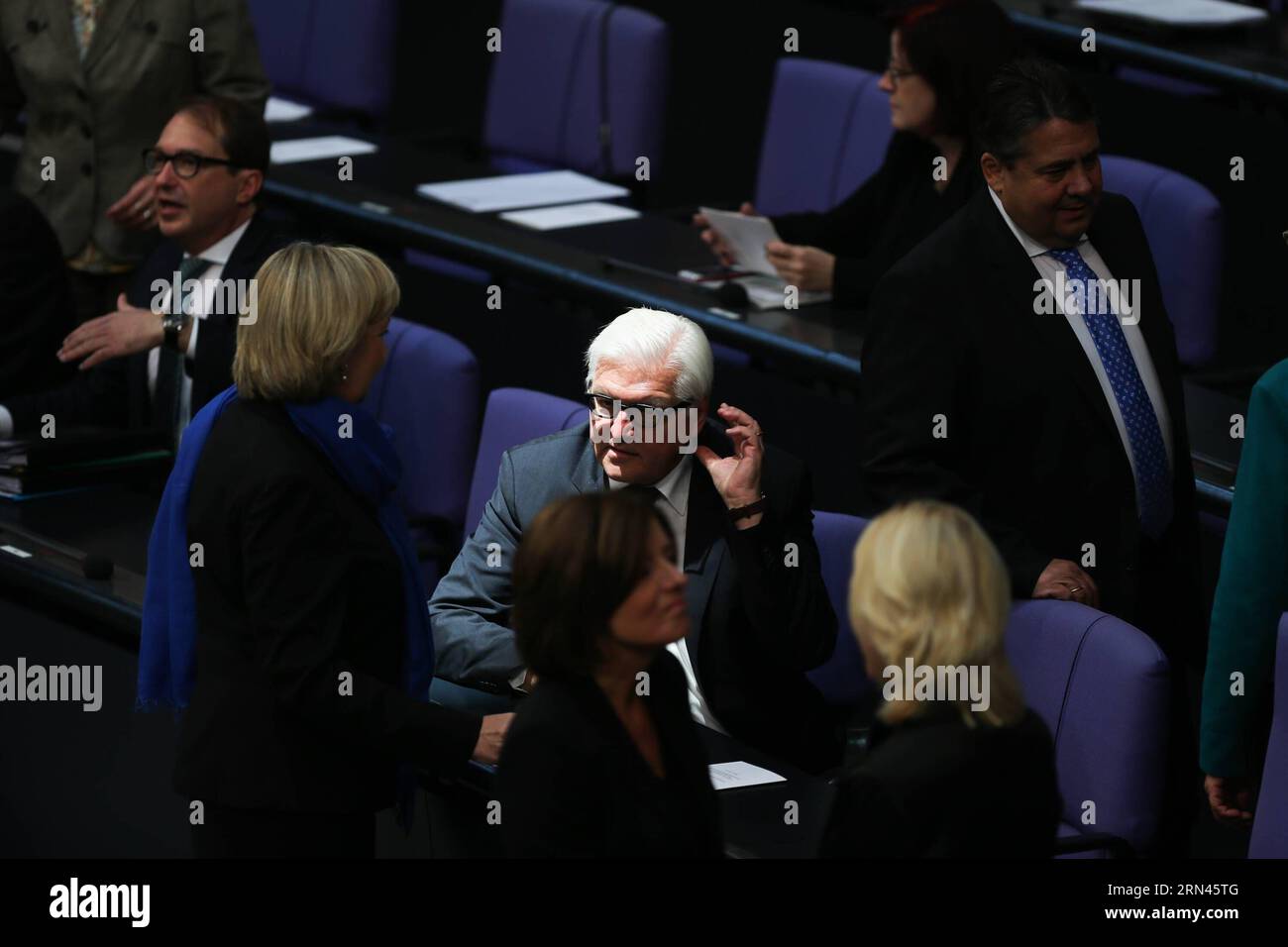 (150508) -- BERLIN, le 8 mai 2015 -- le ministre allemand des Affaires étrangères Frank-Walter Steinmeier (C) assiste à une séance commémorant le 70e anniversaire de la fin de la Seconde Guerre mondiale à Berlin, en Allemagne, le 8 mai 2015. Le Bundestag allemand et le Bundesrat, deux chambres du Parlement allemand, se sont réunis vendredi pour une session conjointe pour commémorer la fin de la Seconde Guerre mondiale il y a 70 ans. ) ALLEMAGNE-BERLIN-WWII-COMMÉMORATION ZhangxFan PUBLICATIONxNOTxINxCHN 150508 Berlin Mai 8 2015 les ministres allemands des Affaires étrangères Frank Walter Stein Meier C assistent à une session à la mémoire du 70e anniversaire de la fin du monde était II en BE Banque D'Images