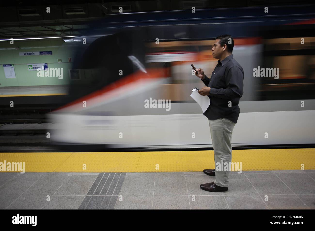 (150508) -- PANAMA, le 8 mai 2015 -- Un journaliste attend avant la cérémonie d'ouverture de la station El Ingenio de la ligne 1 du métro de Panama, à Panama City, capitale du Panama, le 8 mai 2015. La nouvelle station El Ingenio, l’une des 13 stations qui composent la ligne 1 du métro de Panama, située dans la tranchée nord du métro, a été inaugurée vendredi matin. Mauricio Valenzuela) (jg) PANAMA-PANAMA CITY-INDUSTRY-TRANSPORTATION e Mauricio PUBLICATIONxNOTxINxCHN 150508 Panama City Mai 8 2015 un journaliste attend avant la cérémonie d'ouverture de la station El Ingenio de la ligne 1 du métro de Panama à Pan Banque D'Images