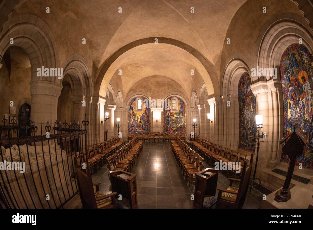 WASHINGTON, DC, États-Unis — la chapelle de la Résurrection dans la cathédrale nationale de Washington DC, présente une architecture de style normand avec des arches semi-circulaires et un plafond en demi-dôme. Une mosaïque de Hildreth Meirère représentant la Résurrection orne le plafond au-dessus de l'autel. Six mosaïques supplémentaires de Rowan et Irene LeCompte sur les murs latéraux illustrent les apparitions de Jésus après la Résurrection, ce qui rend cette chapelle unique pour son utilisation exclusive de mosaïques de tuiles dans la cathédrale. Banque D'Images