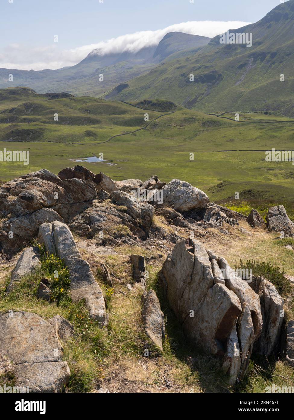 Cadair Idris et les terres agricoles environnantes vues de Pared y Cefn-hir, Llynnau Creggenen, Dolgellau, pays de Galles Banque D'Images