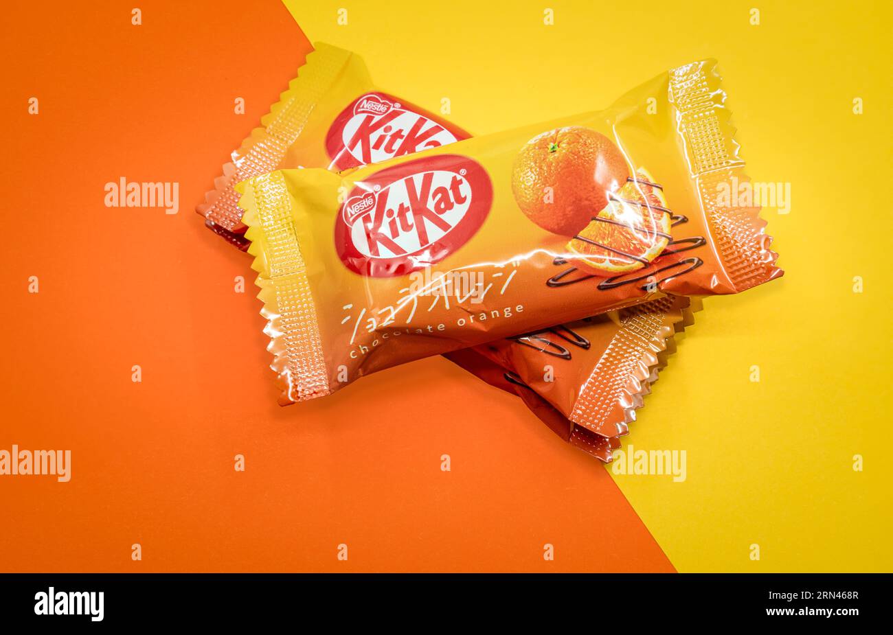 Barcelone, Espagne. 1 septembre 2023 : KitKats japonais KitKat aromatisés au chocolat à l'orange Nestlé. Banque D'Images