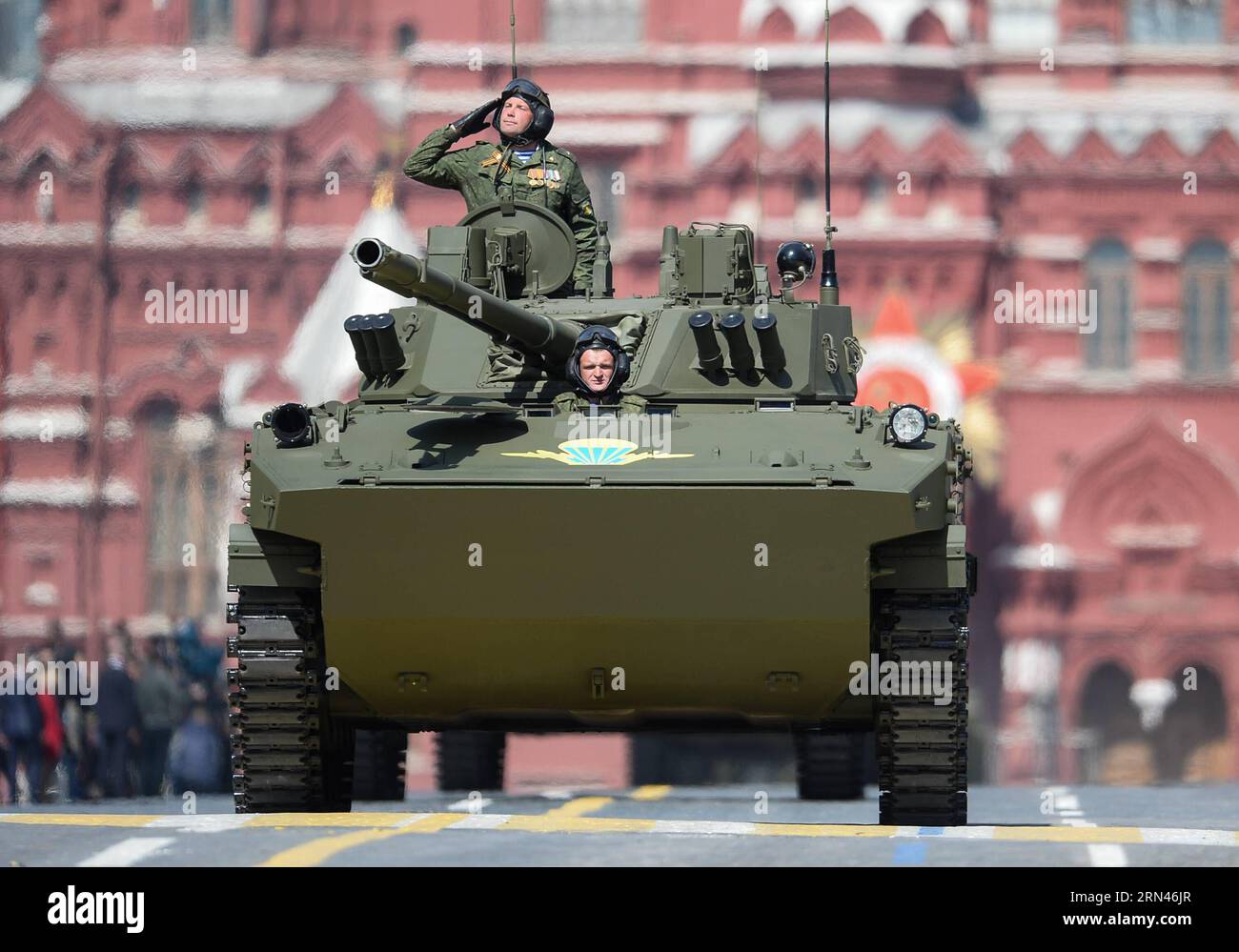 (150509) -- MOSCOU, le 9 mai 2015 -- Un véhicule de combat d'infanterie russe BMD-4M Sadovnitsa traverse la place Rouge lors du défilé militaire marquant le 70e anniversaire de la victoire dans la Grande Guerre patriotique, à Moscou, Russie, le 9 mai 2015.) (Wjq) RUSSIE-MOSCOU-DÉFILÉ DU JOUR DE LA VICTOIRE JiaxYuchen PUBLICATIONxNOTxINxCHN Moscou 9 2015 mai un BMD 4M de VÉHICULES de combat d'infanterie russe traverse la place Rouge pendant le défilé militaire marquant le 70e anniversaire de la victoire dans le Grand patriotique était à Moscou Russie 9 2015 mai wjq Russie Moscou défilé du jour de la victoire JiaxYuchen PUBLICATI Banque D'Images