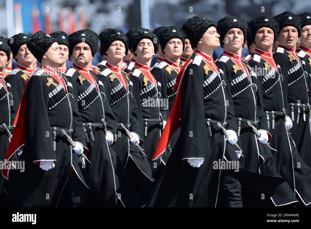 (150509) -- MOSCOU, le 9 mai 2015 -- les cosaques du Kouban participent au défilé militaire marquant le 70e anniversaire de la victoire dans la Grande Guerre patriotique à Moscou, Russie, le 9 mai 2015. )(wjq) RUSSIE-MOSCOU-DÉFILÉ DU JOUR DE LA VICTOIRE PavelxBednyakov PUBLICATIONxNOTxINxCHN Moscou 9 2015 mai les cosaques du Kouban participent au défilé militaire marquant le 70e anniversaire de la victoire dans le Grand patriotique à Moscou Russie 9 2015 mai wjq Russie Moscou défilé du jour de la victoire PavelxBednyakov PUBLICATIONxNOTxINxCHN Banque D'Images